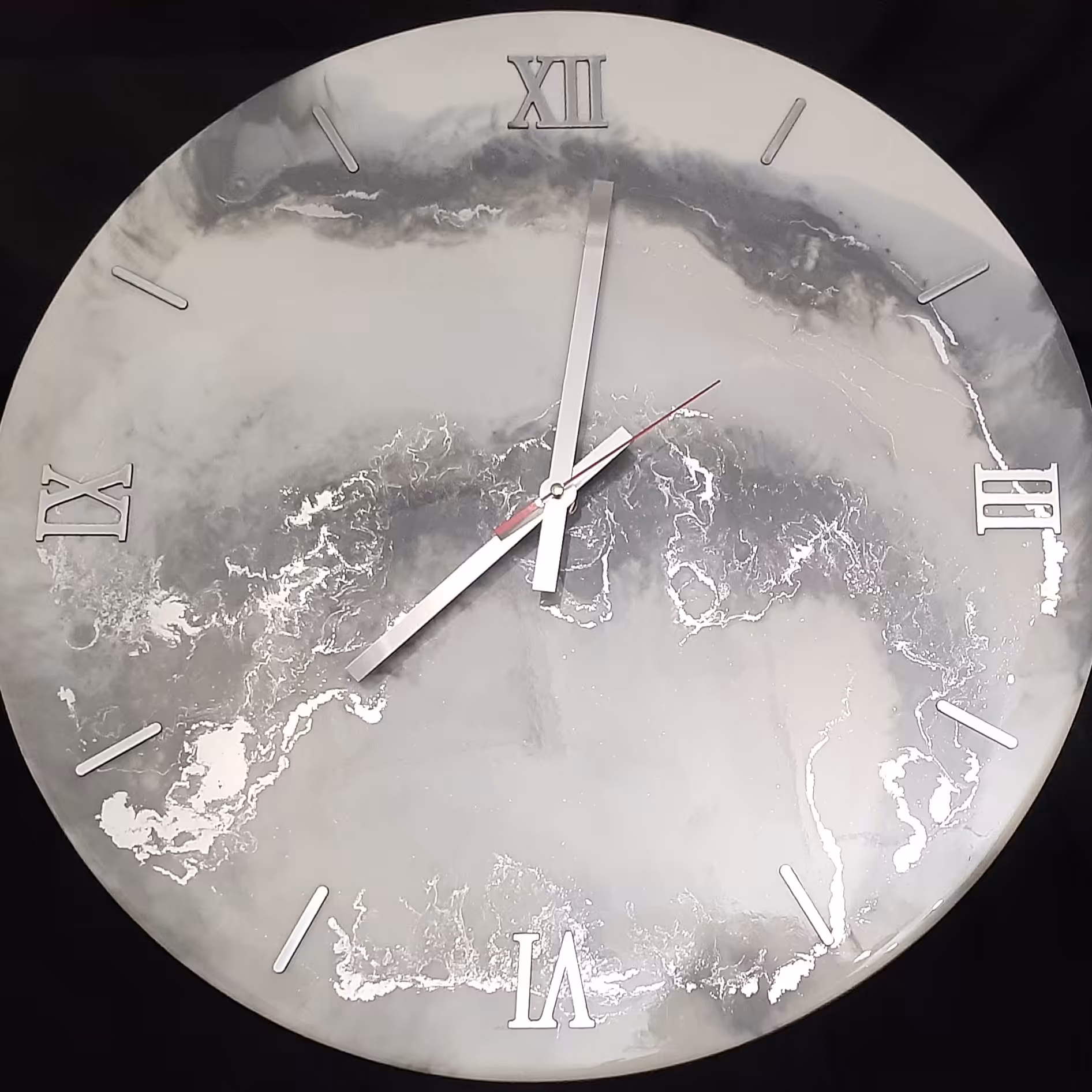 ساعت دیواری رزین اپوکسی فوق شفاف طوسی سفید با رگه های نقره ای قطر 50  