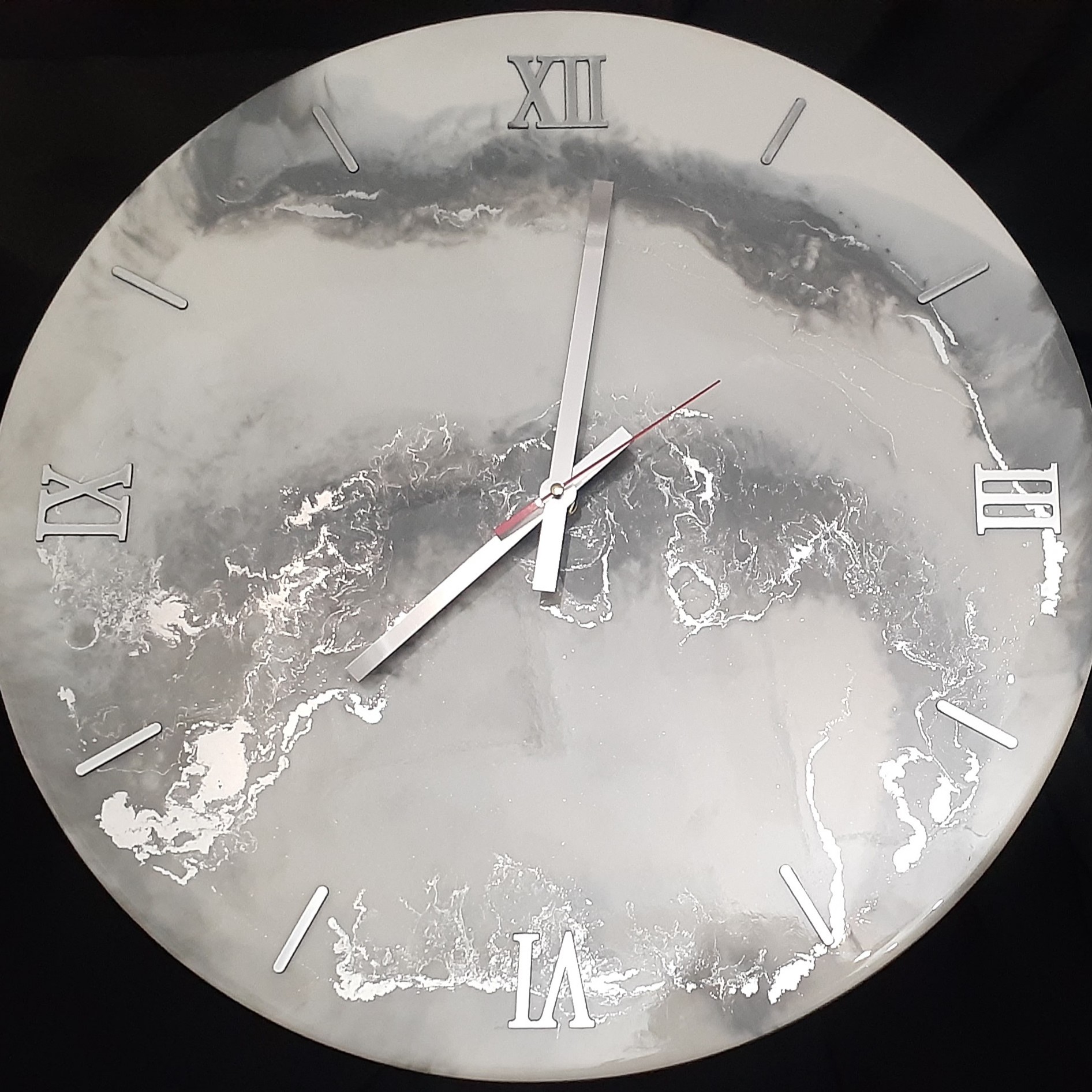 ساعت دیواری رزین اپوکسی فوق شفاف طوسی سفید با رگه های نقره ای قطر 50  