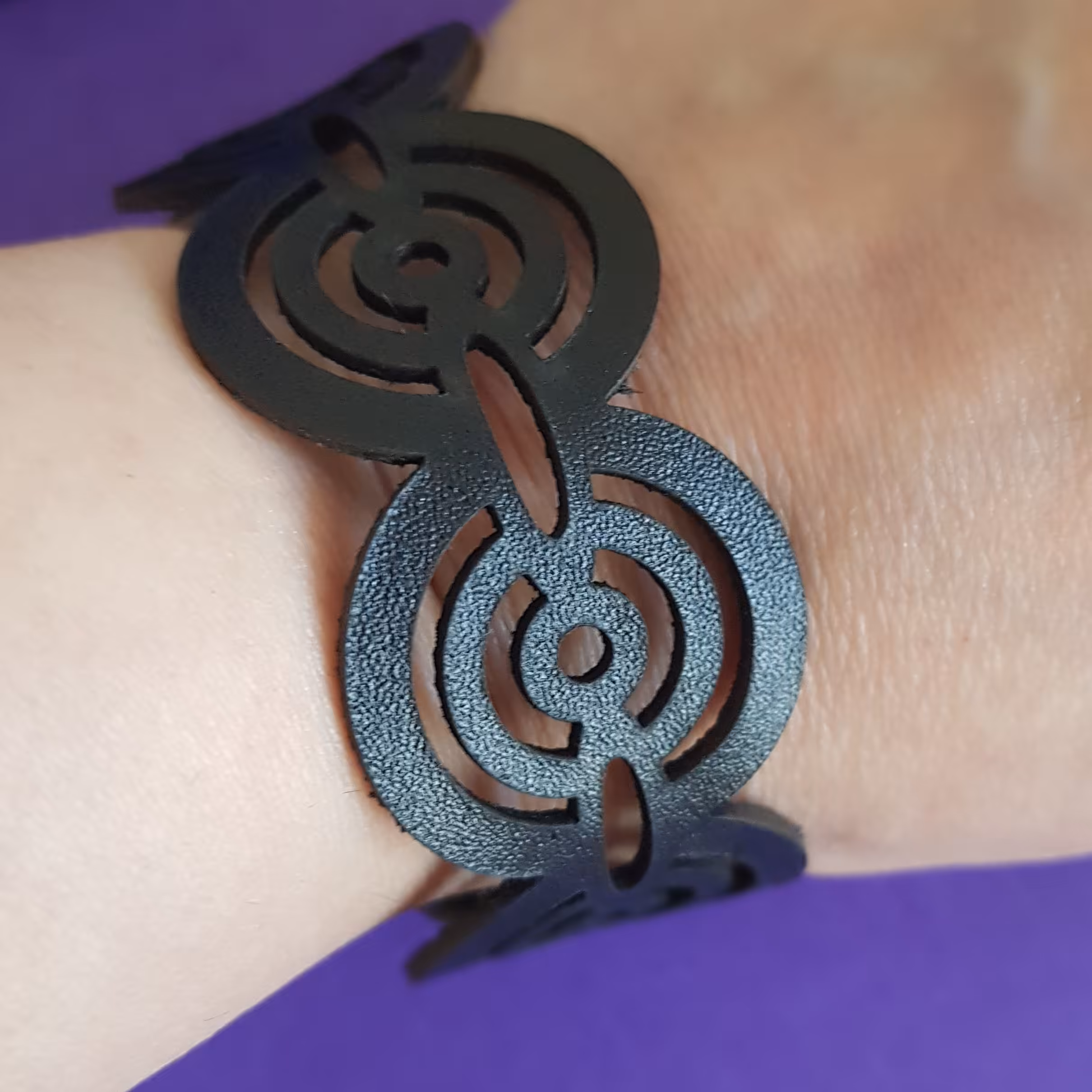 دستبند چرم طبیعی طرح اسلیمی سنتی گرد