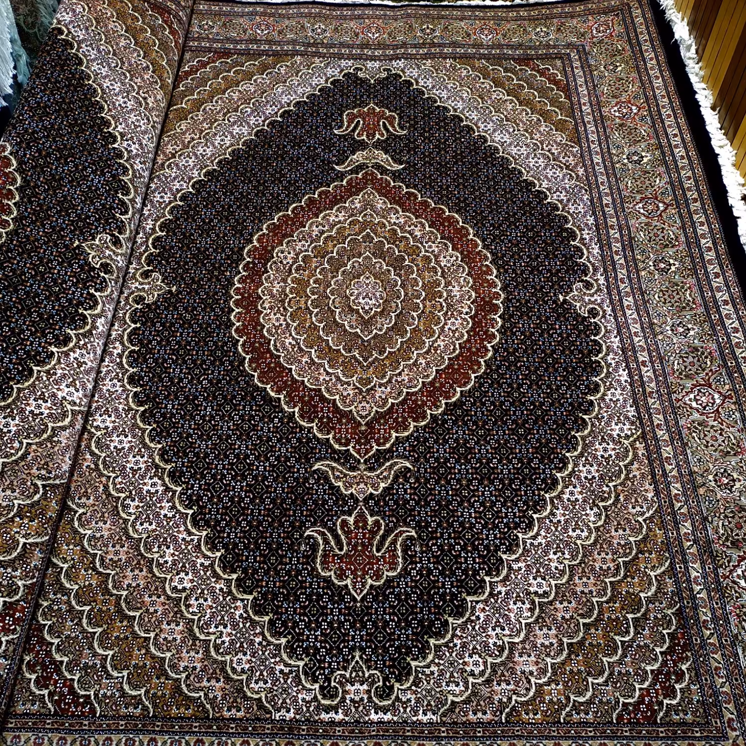 فرش دستبافت ماهی خرّم بافت خوی اندازه 6 متری سرمه ای کد146