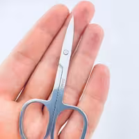 قیچی ابرو سر تیز مارک دار ( نقره ای )
قابل شستشو و ضد عفونی
ضد زنگ
کیفیت عالی
خوش دست و محکم
تیغه های تیز
سری تیز