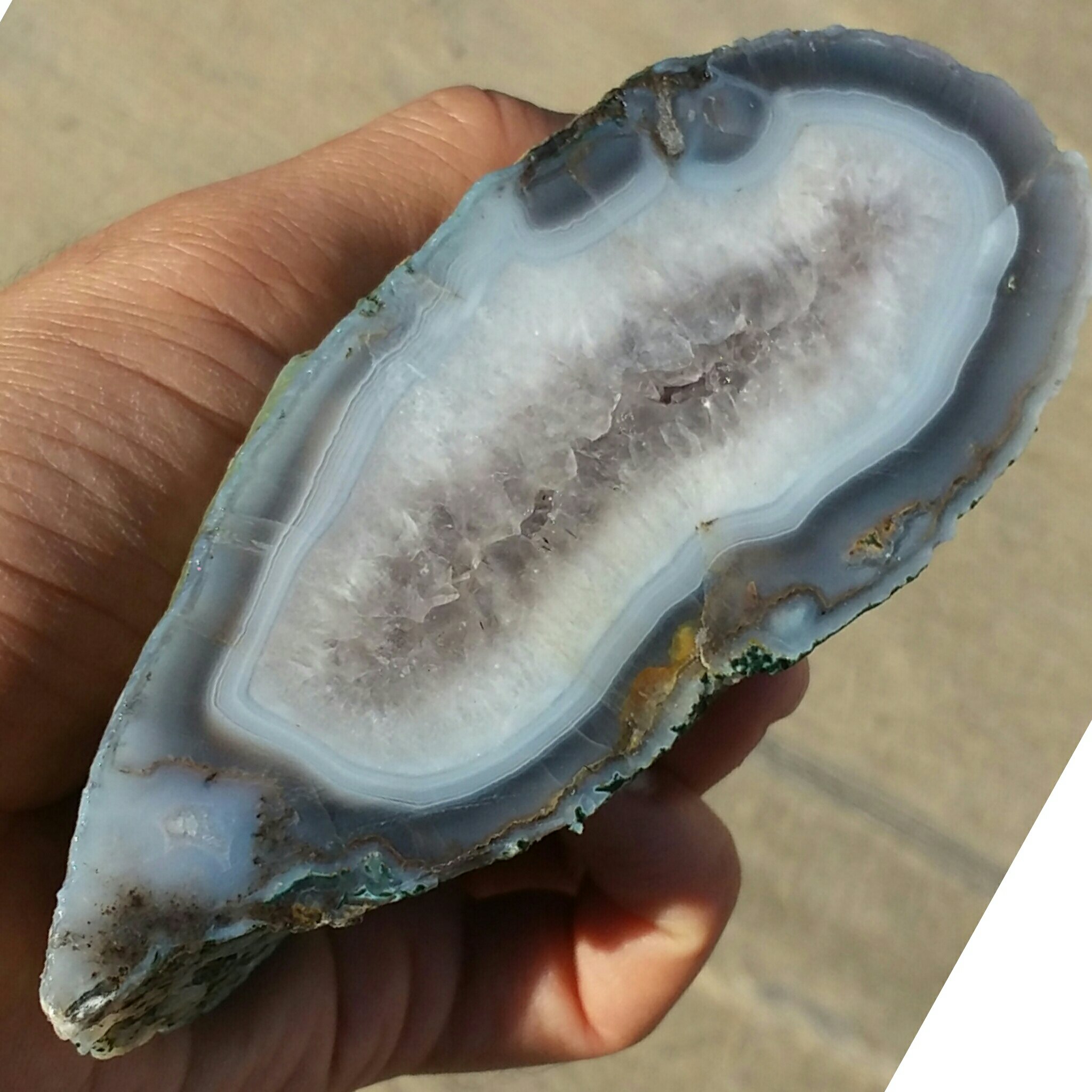 اسلایس سنگ راف غولپیکر عقیق سلیمانی 3بعدی به همراه ژئود آمتیس فشرده بسیار دیدنی شاهکار خلقت کاملا طبیعی