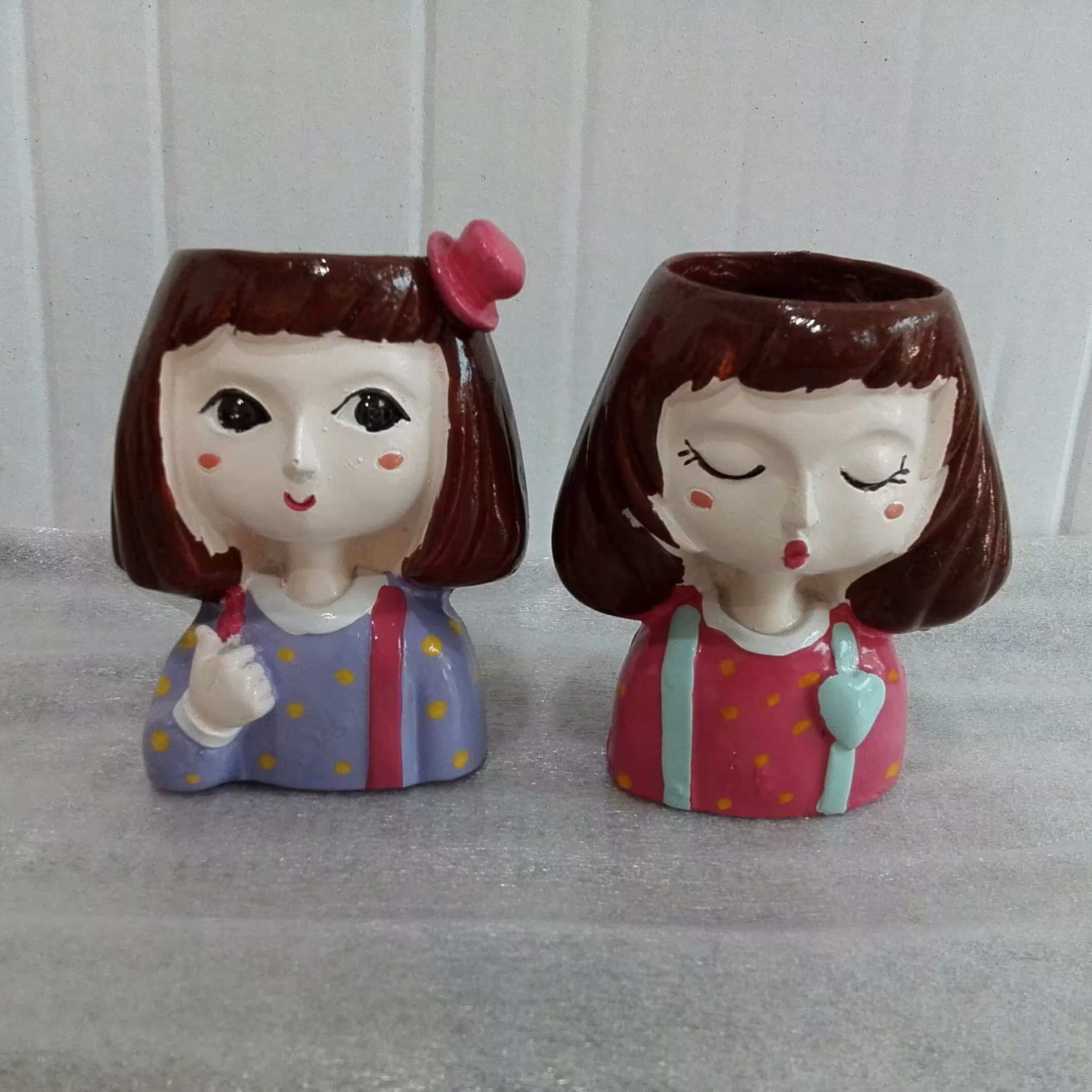 ست گلدان فانتزی عروسکی دخترانه 
جنس پلی استر رزین، قابل شستشو و کاشت گل و گیاه، استفاده به عنوان جامدادی، دکوری و تزیینی