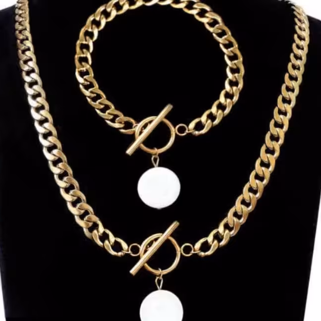 نیم ست قفل تی و صدف.بسیار شیک و خاص. رنگ ثابت 
