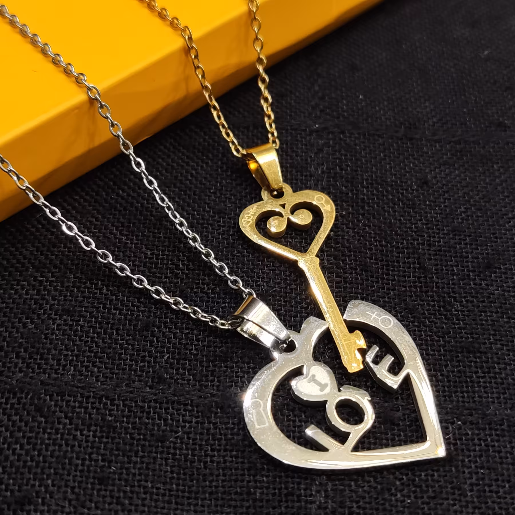 گردنبند ست طرح قلب و کلید لاوLoveخانم و آقا جفتی همراه بازنجیر استیل رنگ ثابت