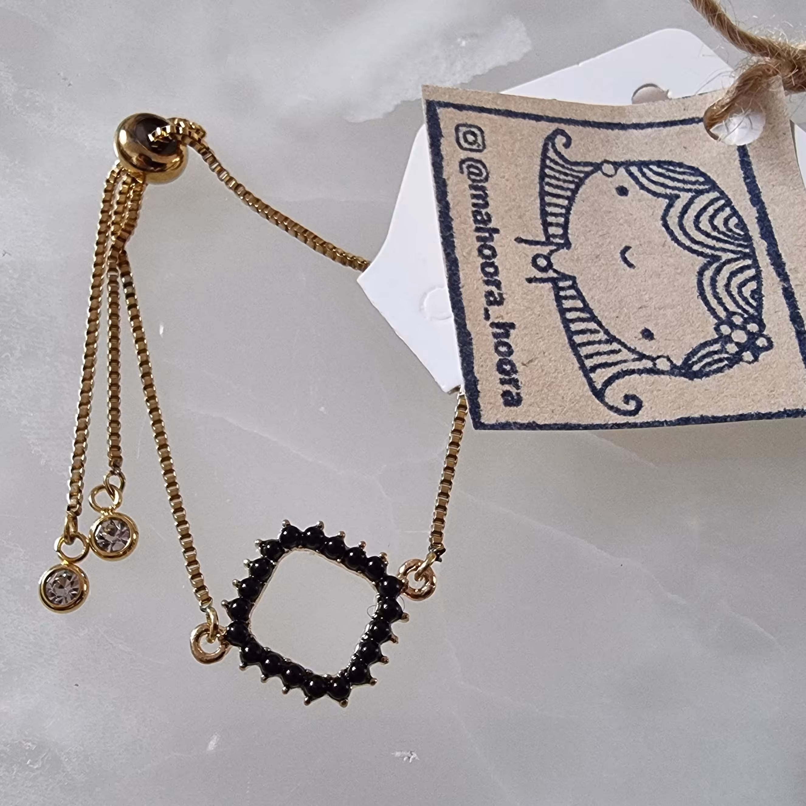 دستبند مشکی مربع شکل