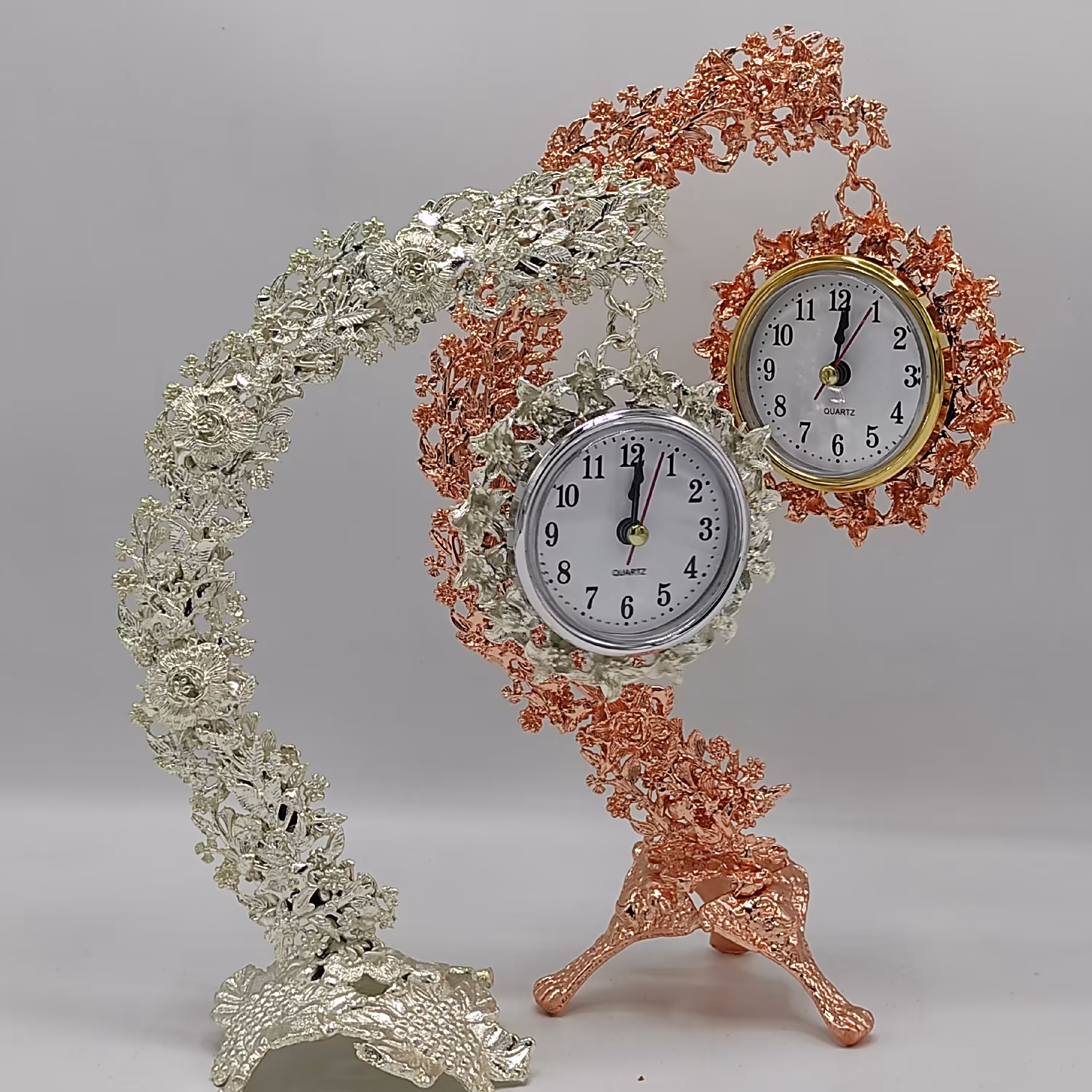 ساعت رومیزی در دو رنگ نقره ای و مسی