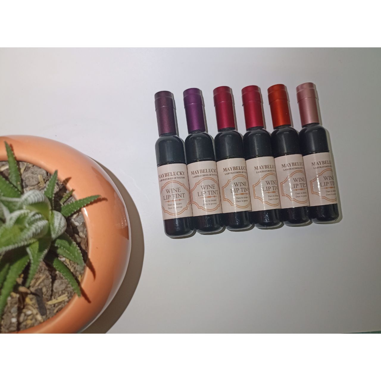 تینت لب شامپاینی
اون موقع که میخوای یه رژ لب خوشرنگ داشته باشی که موندگاریش خیلی بالا باشه میتونی از تینت لب استفاده کنی