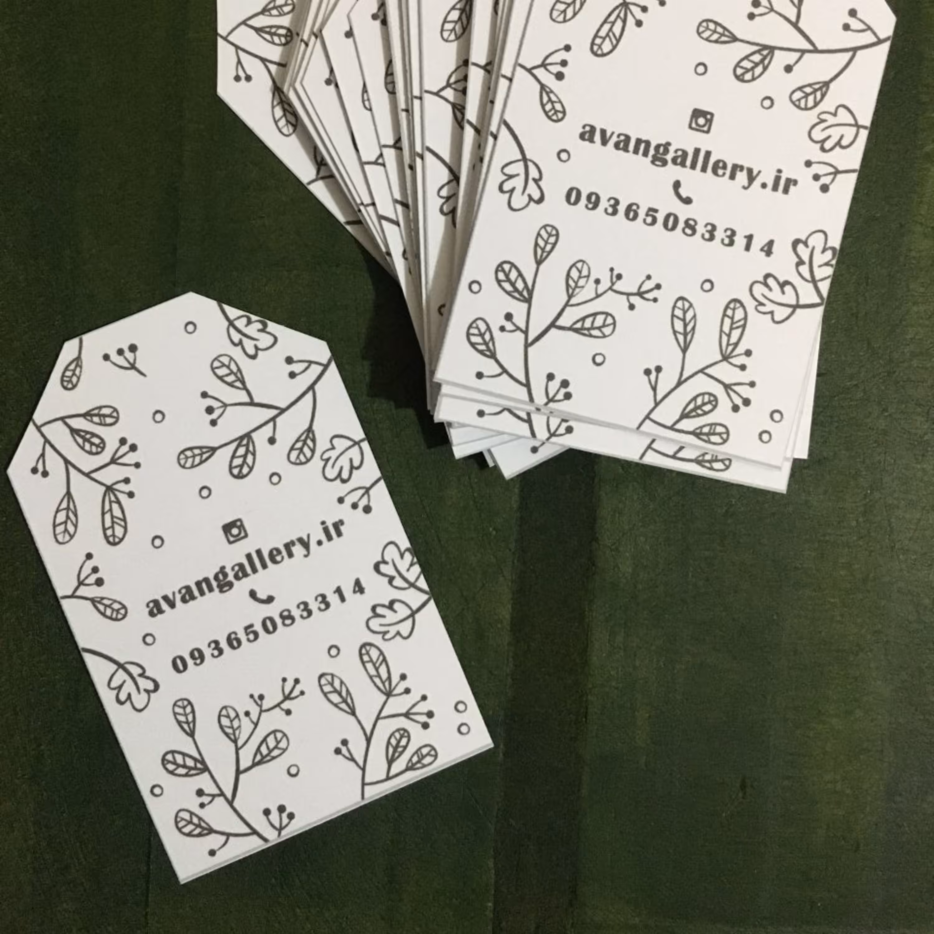 تگ محصول با طراحی آرت باکس و درج نام برند | آرت باکس