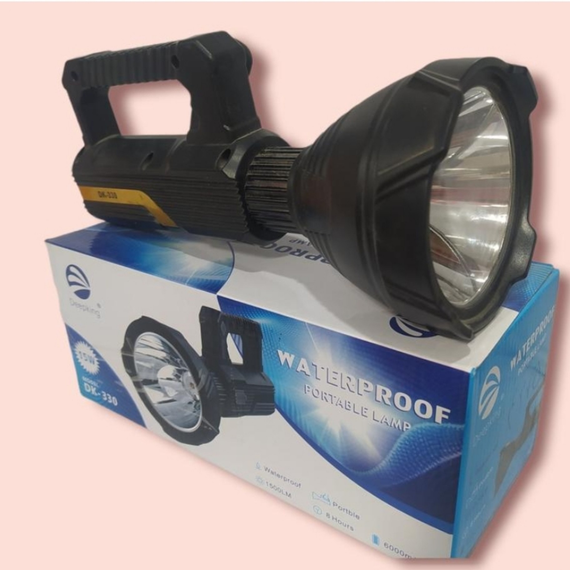 چراغ قوه Dk330 برند دیپ کینگ نحوه حمل دستی توان 15 وات میزان روشنایی 1500lm دارای باتری 6000MA