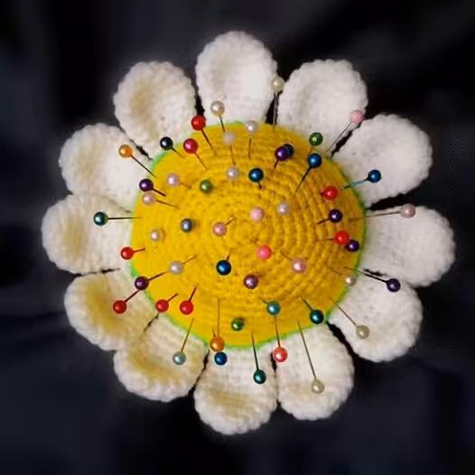 جاسوزنی گل بابونه زیبا ...خیلی کاربردیه اگه میخای میز کارتو مرتب کنی و هردقیقه دنبال سوزن نگردی بهت پیشنهاد میکنم بخری