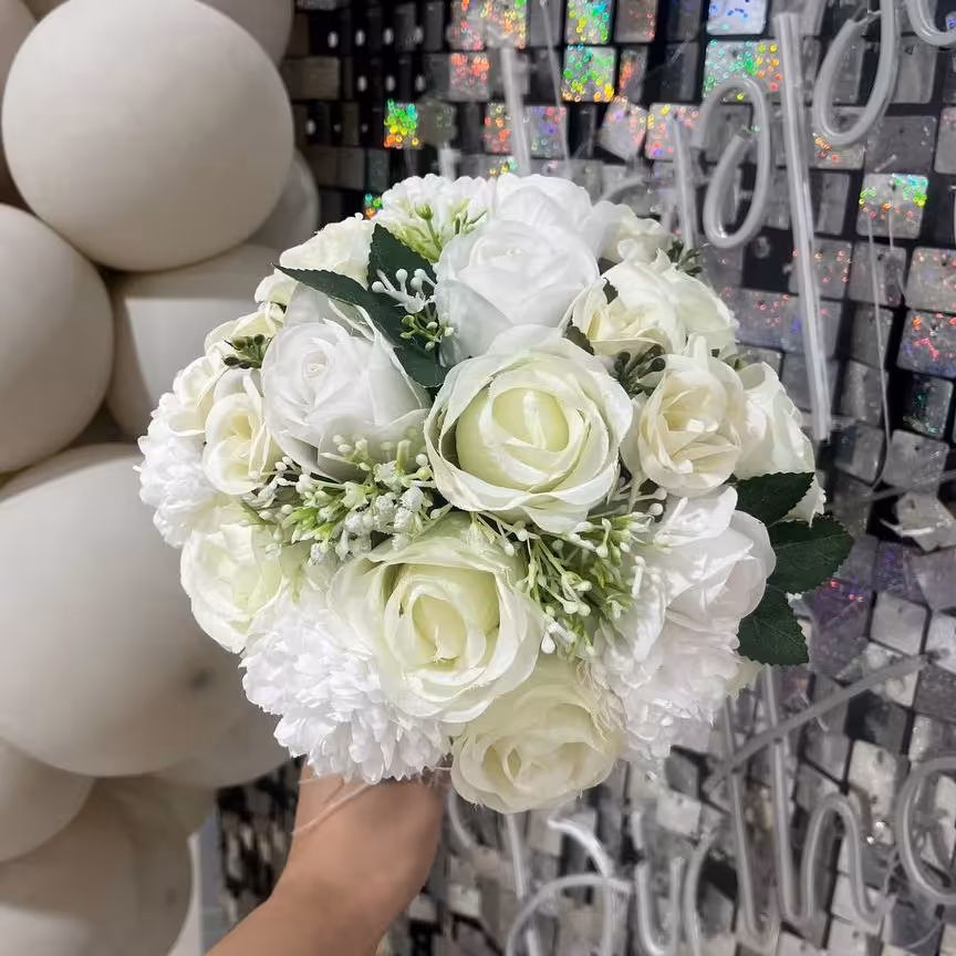 دسته گل مصنوعی عروس.ترکیبی از گل رز و ژیپسوفیلا.پایین کار دیزاین شده با پر و برگ.گل ها وارداتی و بسیار با کیفیت