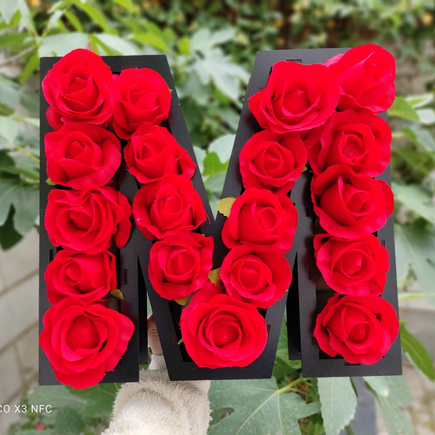 باکس گل حروف انگلیسی M ، رز باکس اسم ، حروف اسم انگلیسی ، گل مصنوعی ، هدیه ، سورپرایز لاکچری عاشقانه ،