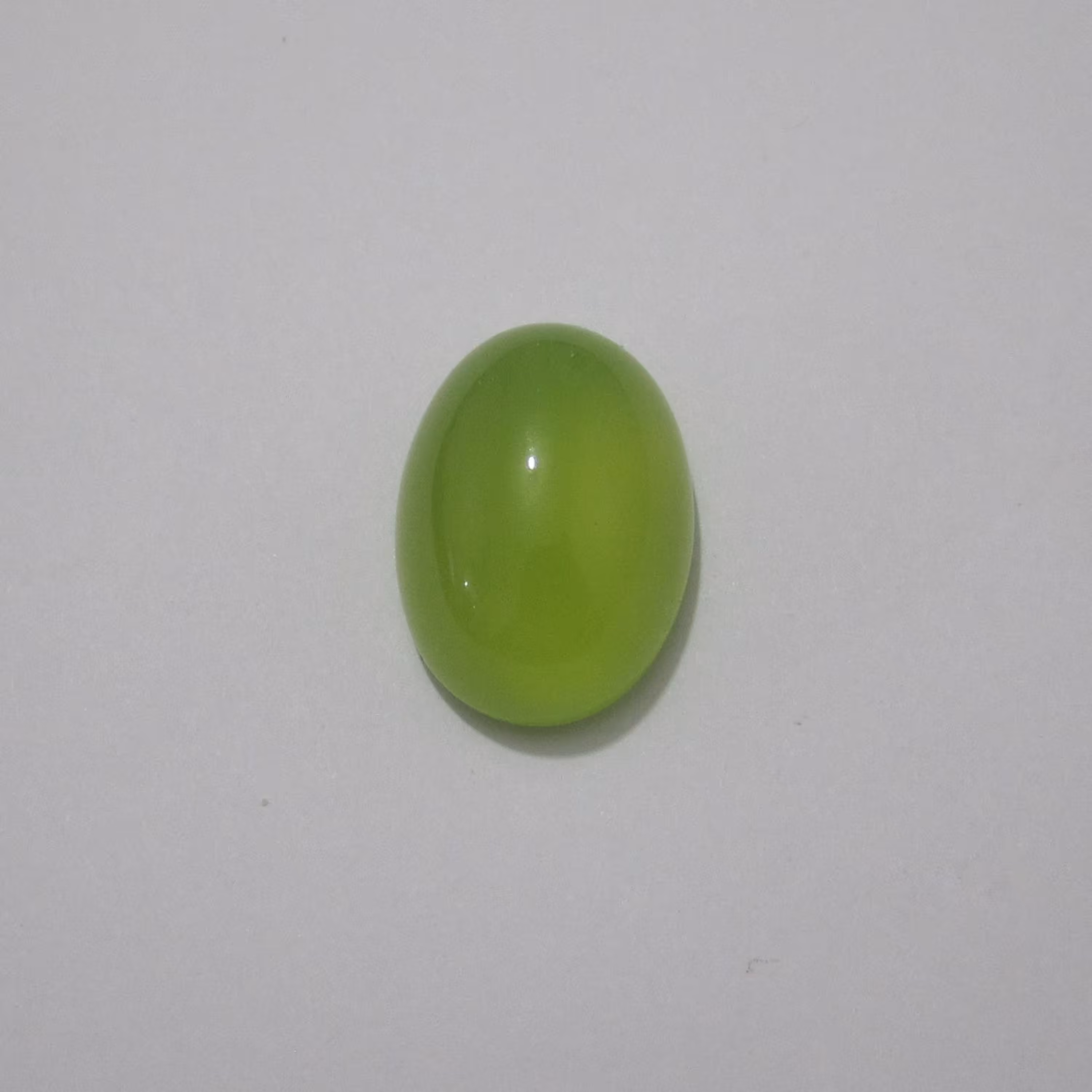 نگین عقیق سبز اصل و معدنی با تراش دامله به ابعاد 18 در 25 میلیمتر