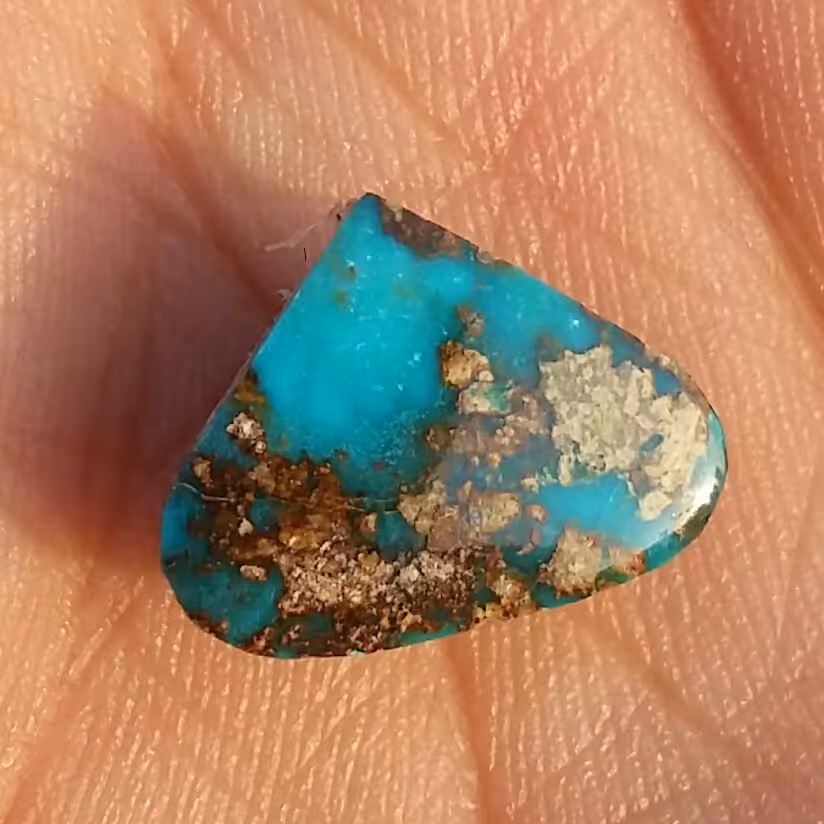 نگین فیروزه اصل نیشابور بسیار خوش رنگ طبیعی و بدون بهسازی تراش اشک  کد 10393