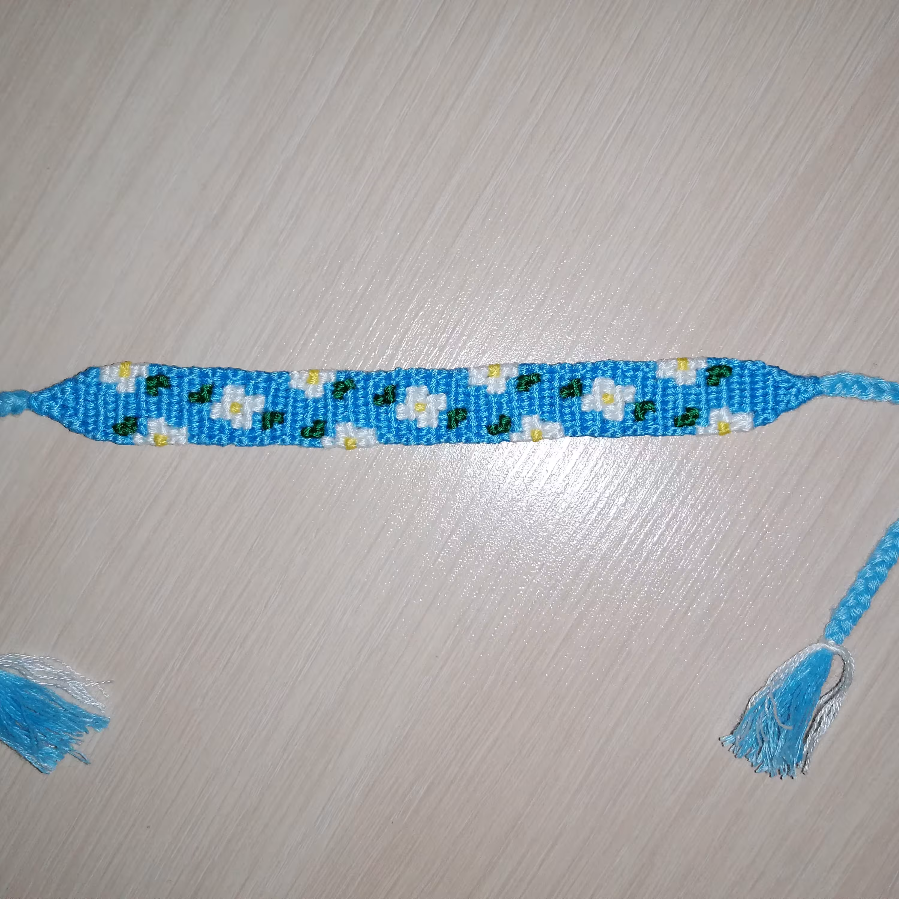 دستبند دوستی الفا بافی نوع بابونه آلفا ای رنگ و طول قابل تغییره عکس از پشت و رو کار موجوده