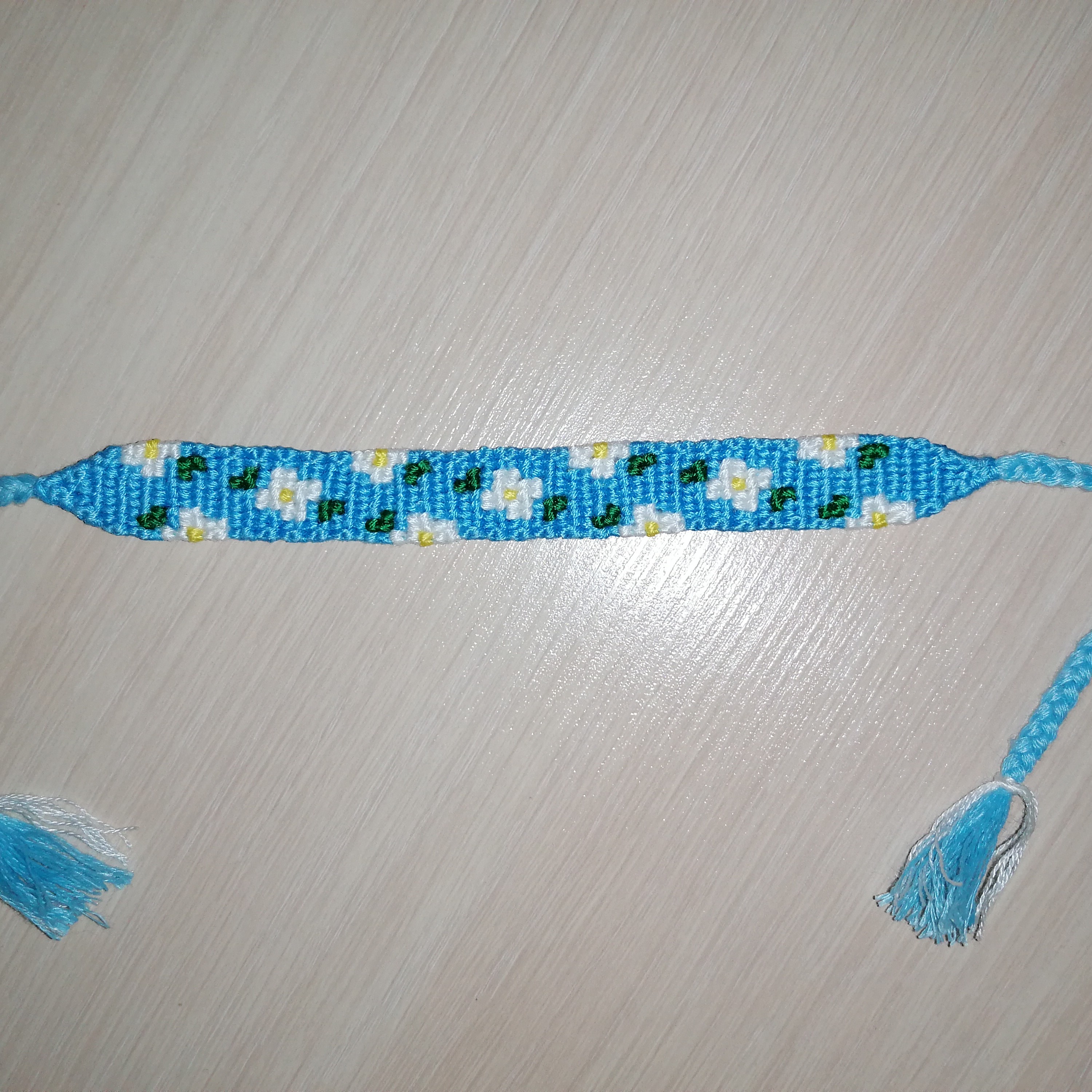 دستبند دوستی الفا بافی نوع بابونه آلفا ای رنگ و طول قابل تغییره عکس از پشت و رو کار موجوده