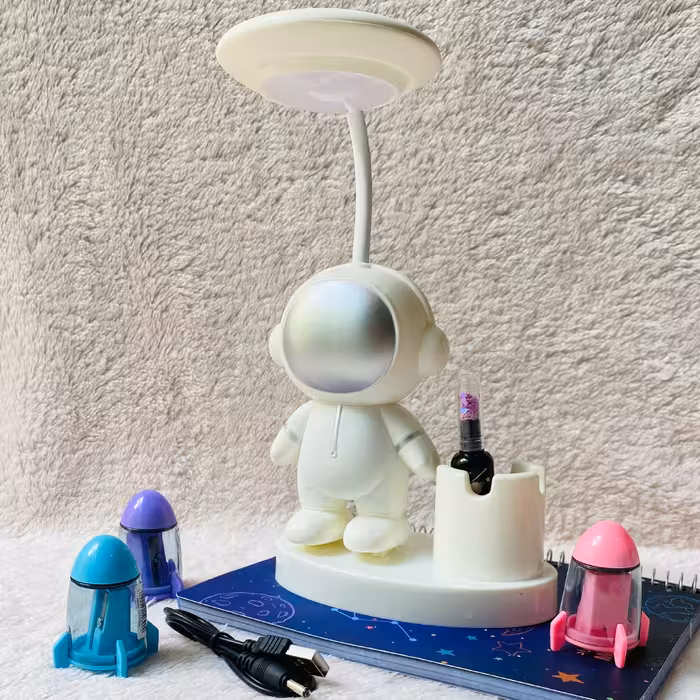 چراغ مطالعه شارژی مدل فضانورد دارای جاقلمی و تراش