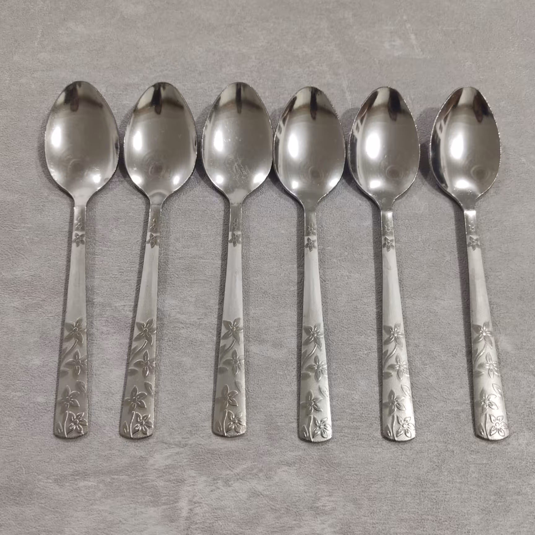 قاشق غذاخوری طرح گل ریز ( گلریز) بسته 6عددی جنس فولاد ضد زنگ عیار 18 ضخامت 2 میل طول 19سانت.جنس عالی 