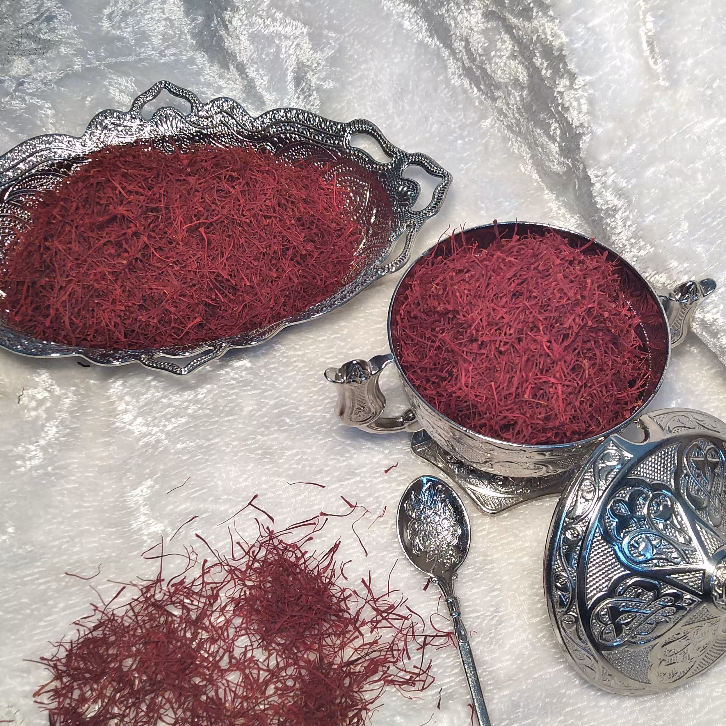 زعفران  با بسته بندی سلفون هر یک مثقال 4.608گرم میباشد