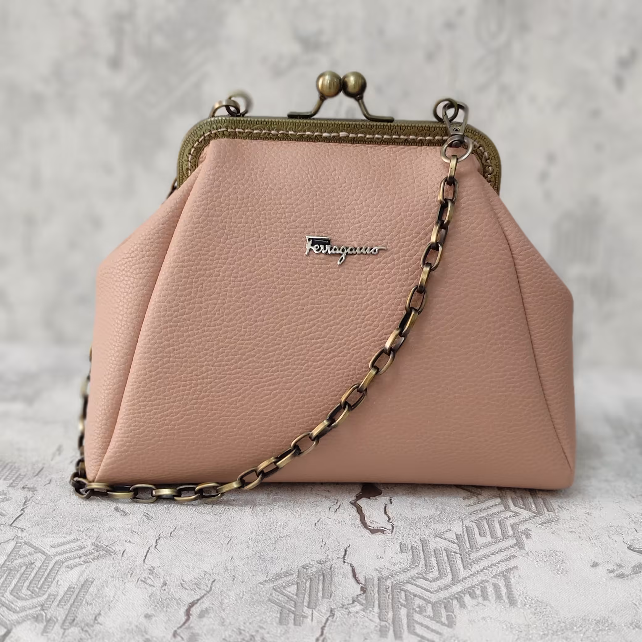 کیف مجلسی چرمی کالباسی (رنگ چرم هماهنگ بشه) زنجیر کارتیه زردقلم  دستدوز.دهانه فلزی. کیف مهمانی. اسپرت .شیک. کیف دخترانه