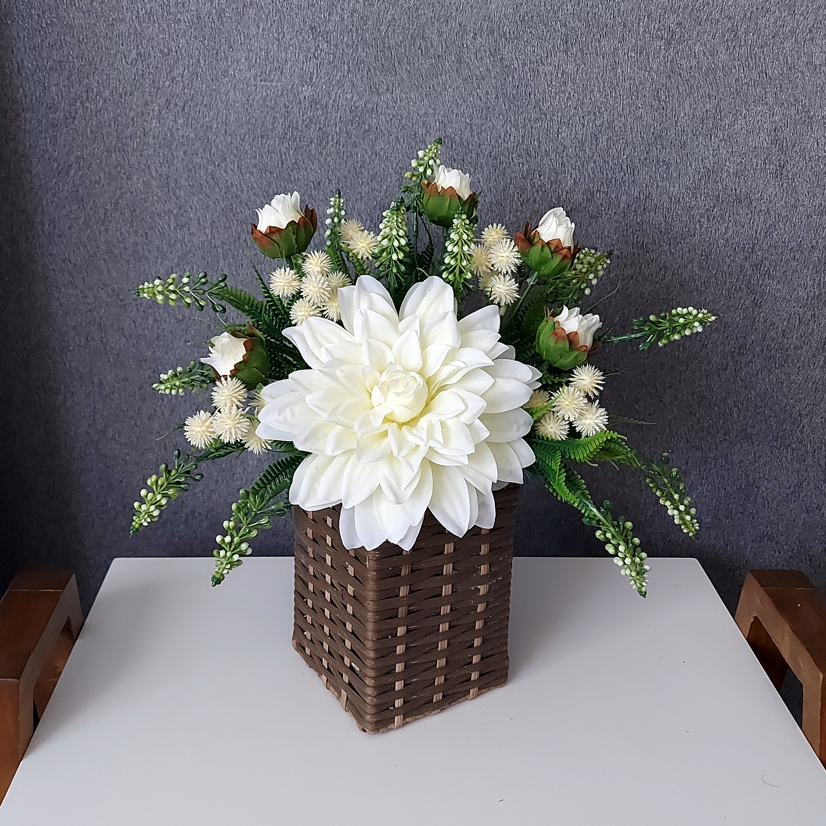 سبد حصیری گلآرایی شده با گل مصنوعی