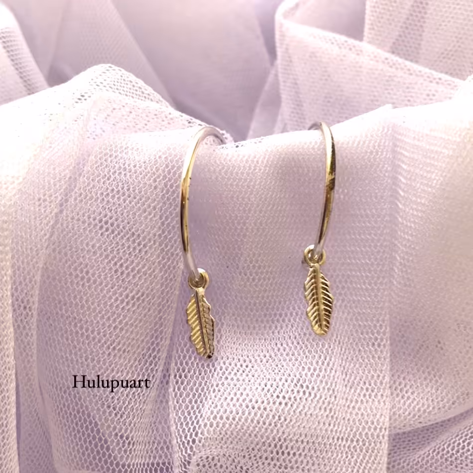 گوشواره مینیمال نیم حلقه با آویز پر Hulupuart 