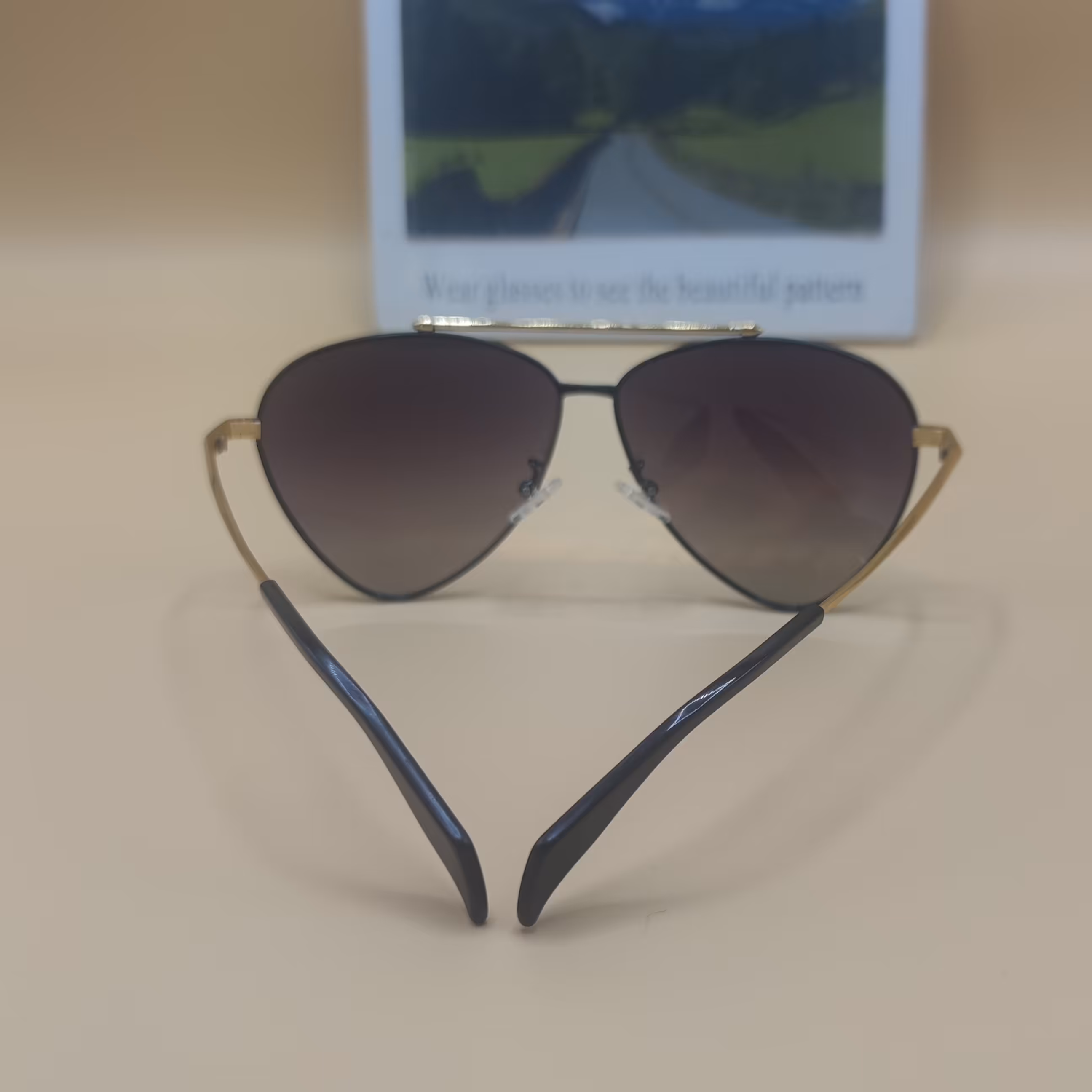 عینک آفتابی زنانه، مردانه برند گوچی(GUCCI) با لنز پلاریزه دودی رنگ فریم طلایی چهار پیچ با قاب و دستمال