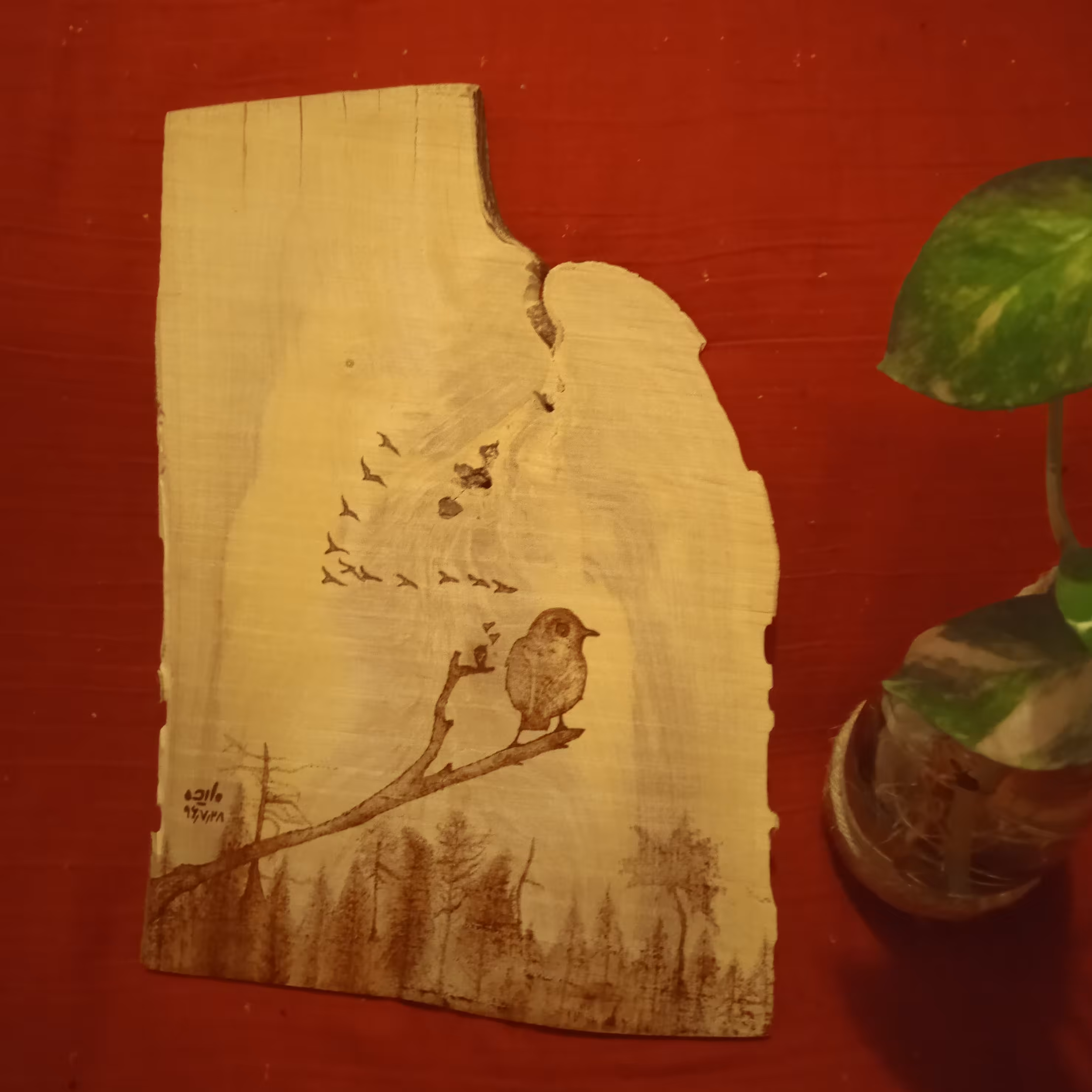 سوخت نگاری روی چوب طرح گنجشک نشسته روی شاخه ابعاد 26 در 19 سانتی متر