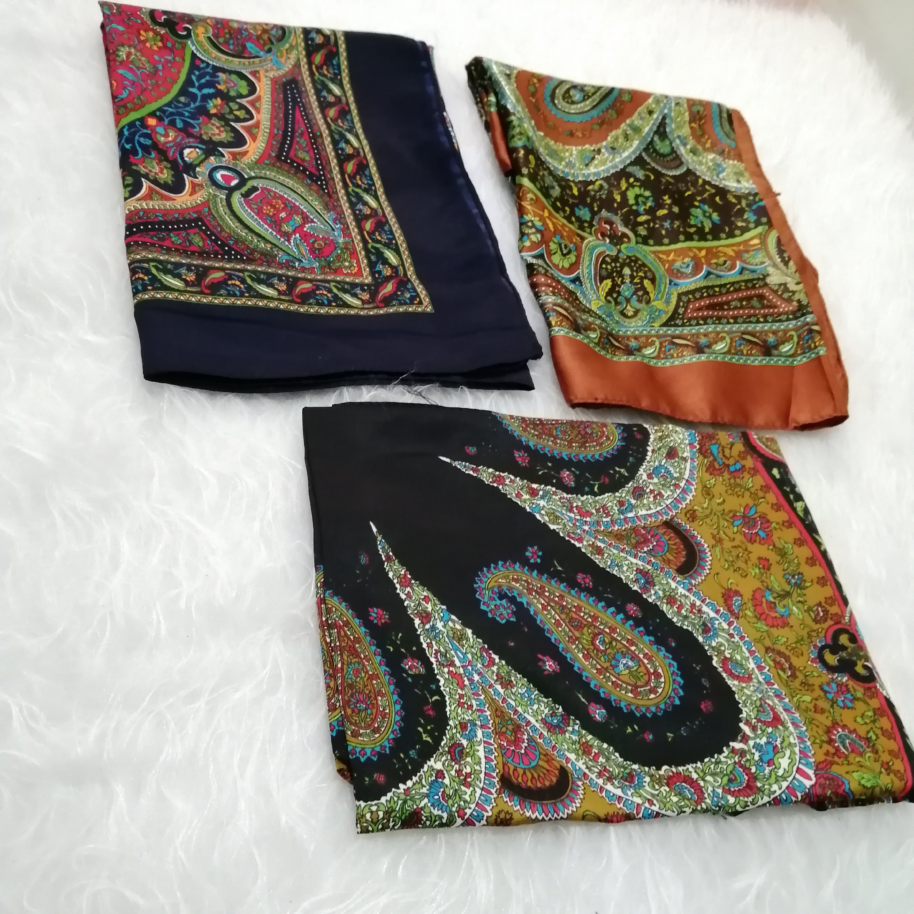 روسری ساتن قواره کوچک در سه رنگ مشکی و سورمه ای و آجری در طرح زیبا
