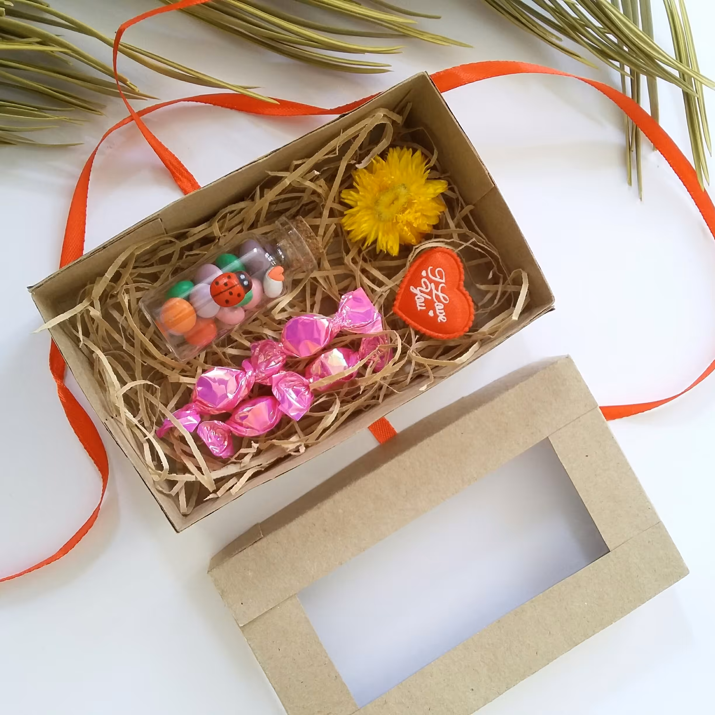 مینی پک هدیه کادویی با گل خشک و قلب و آبنبات و شیشه دراژه