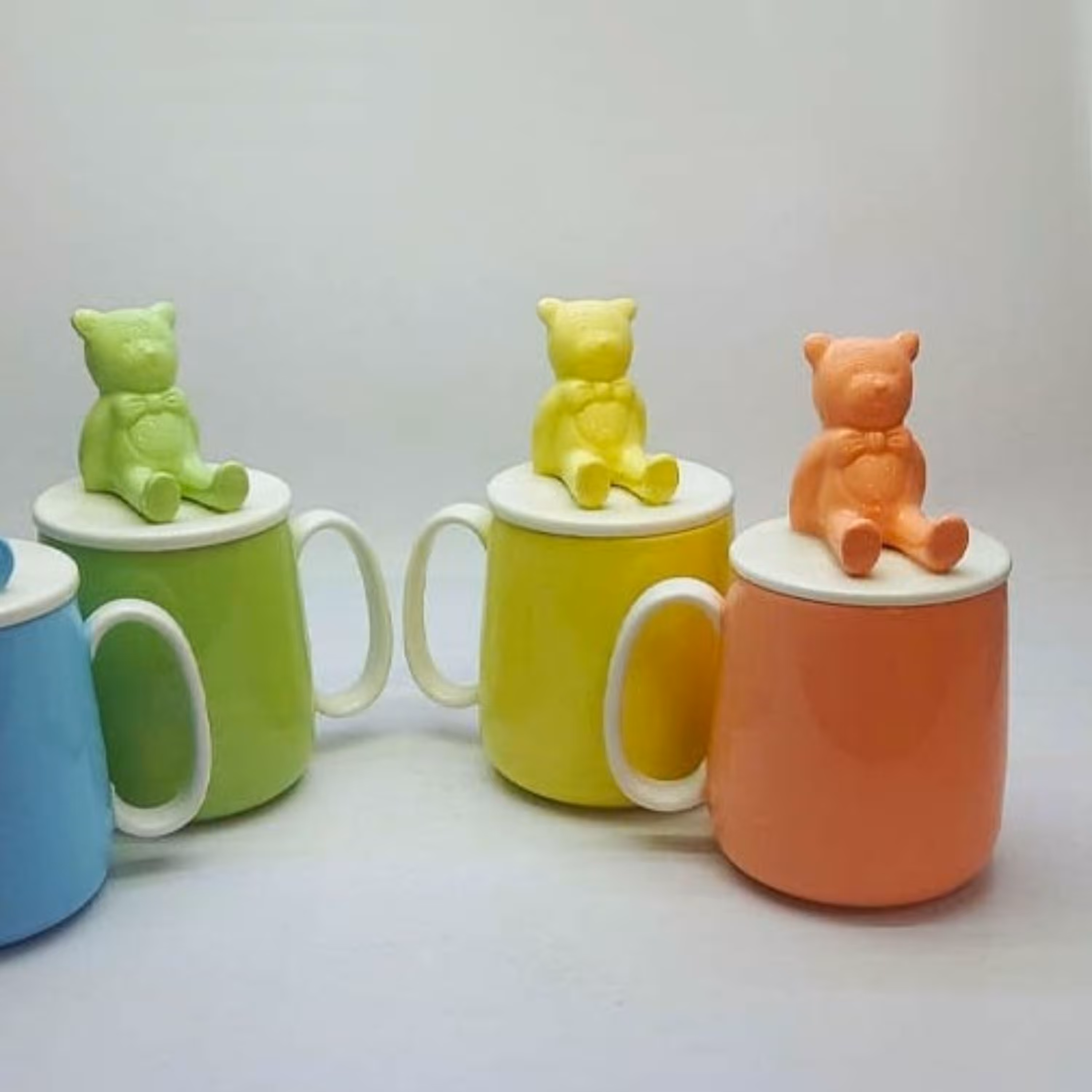 ماگ سرامیکی درب دار خرسی در رنگ بندی متنوع و زیبا