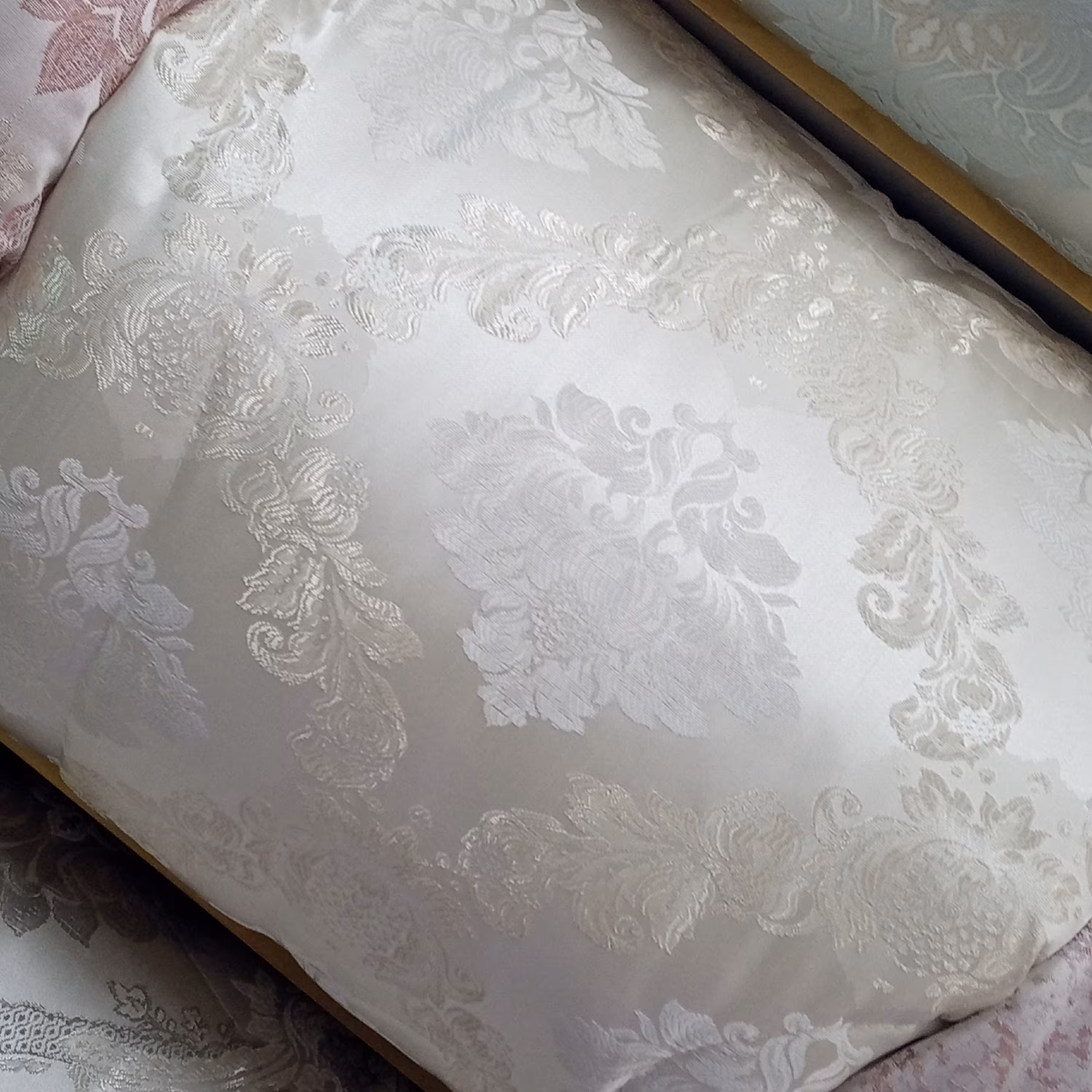 روتختی دونفره 10 تیکه جنس ژاکارد کریستالی طرح جدید شب عید رنگ کرم داماس