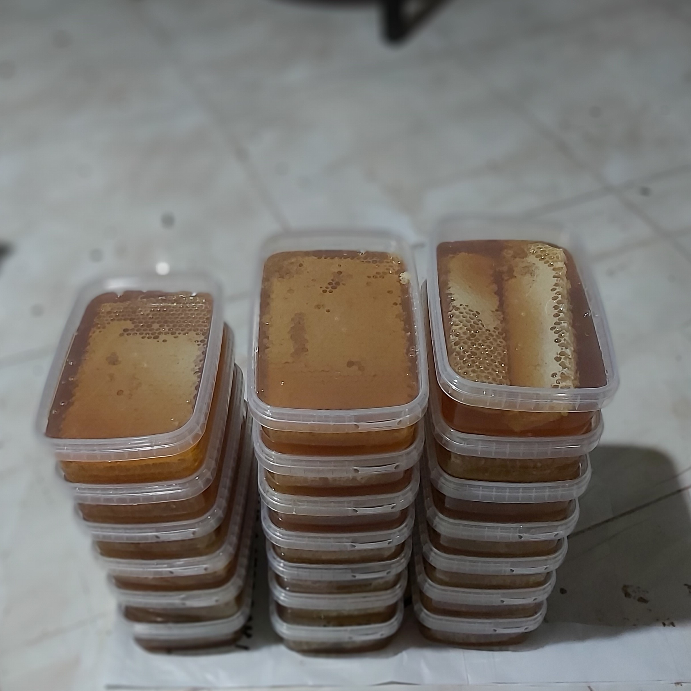 عسل با موم موم کاملا طبیعی و ارگانیک در بسته بندی های بهداشتی وزن یک کیلویی