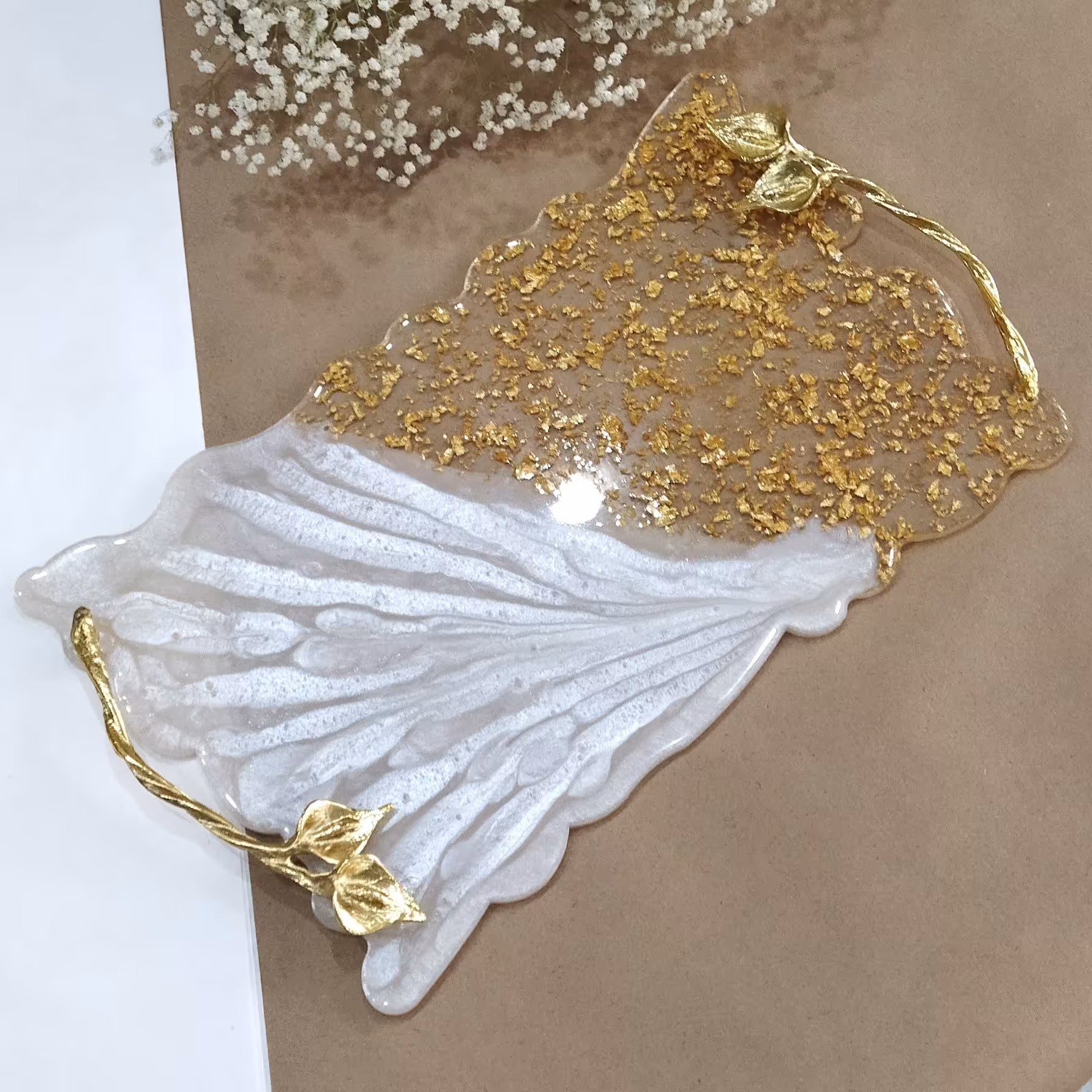 سینی تمام رزین با دسته گل شیپوری 