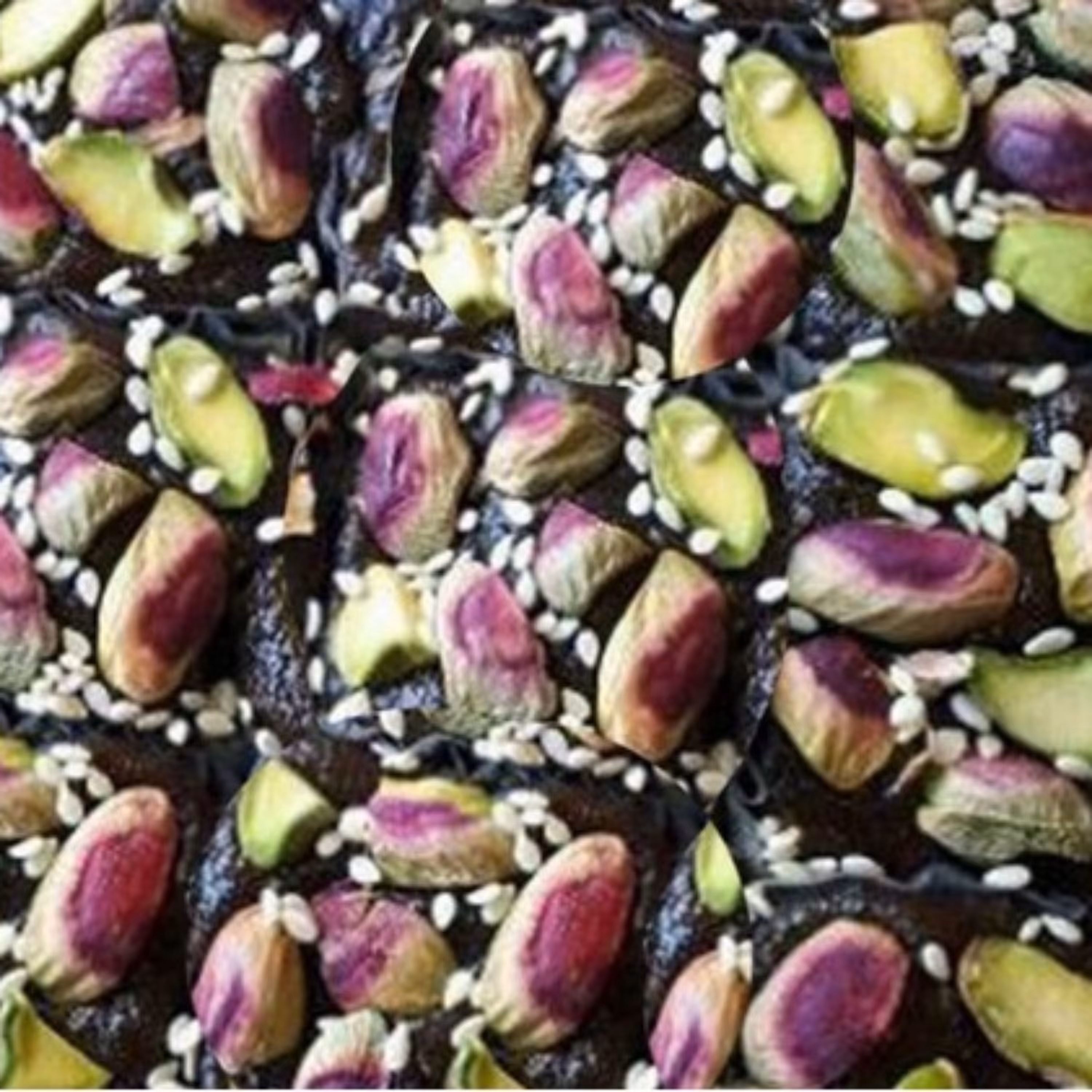 حلوا سیاه لاکچری با شیره خرما مغزدار پسته ای  ( 1 کیلویی )