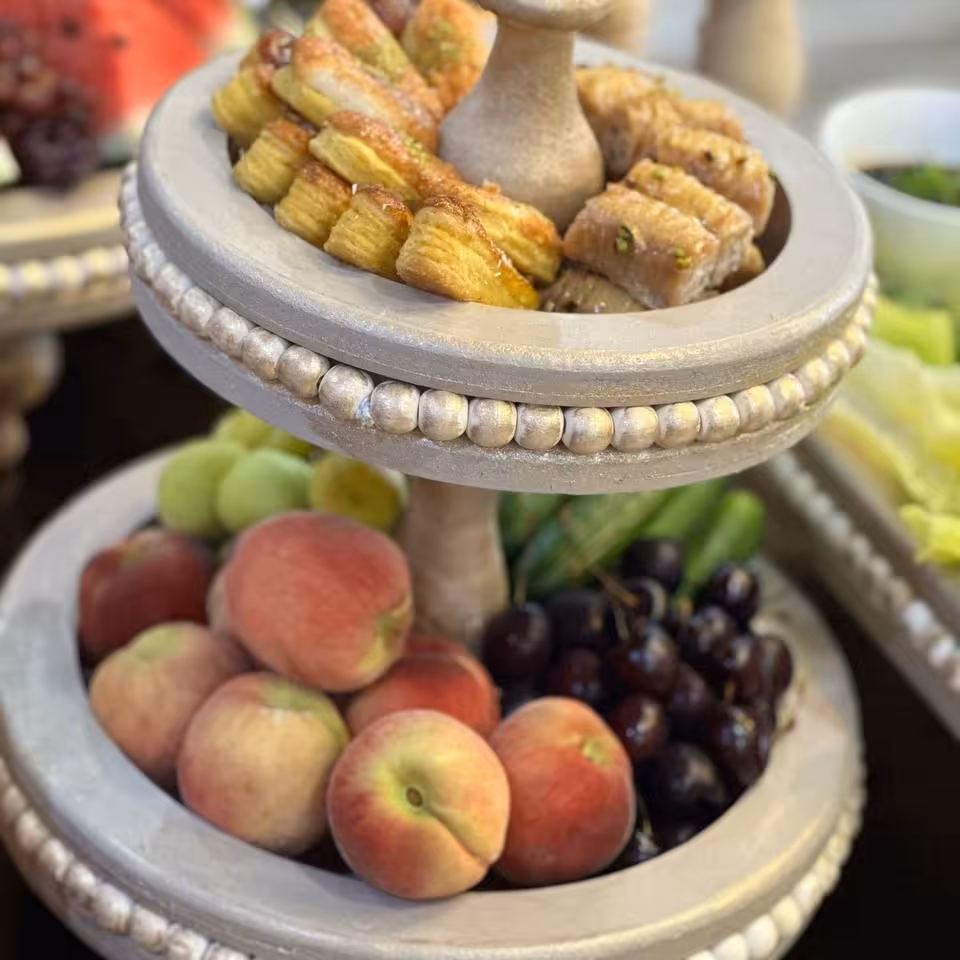 ظرف دو طبقه پذیرایی مهره دار، رنگ کرم  استخوانی وفیلی با پتینه طلایی، قطر بالایی 25، قطر پایینی 30 ارتفاع اینکار 40 سانت