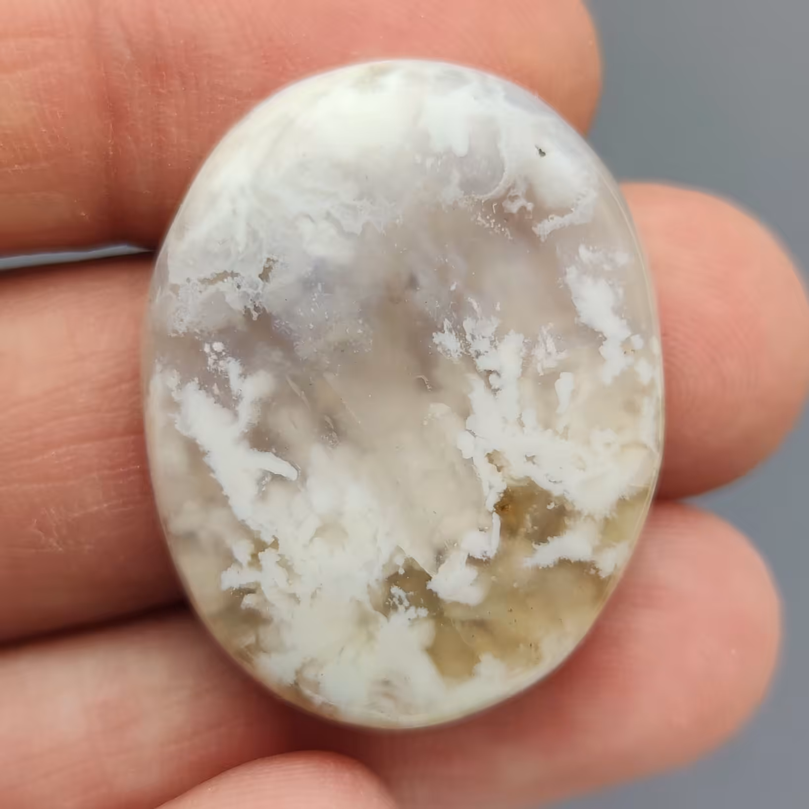 سنگ عقیق شجر بهاری با شکوفه های سفید کاملا طبیعی مناسب گردن بند و انگشتر