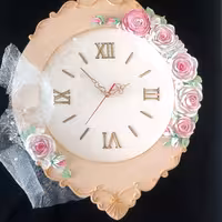 ساعت دیواری با گل های استاکو روسی زمینه سفید اعداد رومی (پس کرایه) 