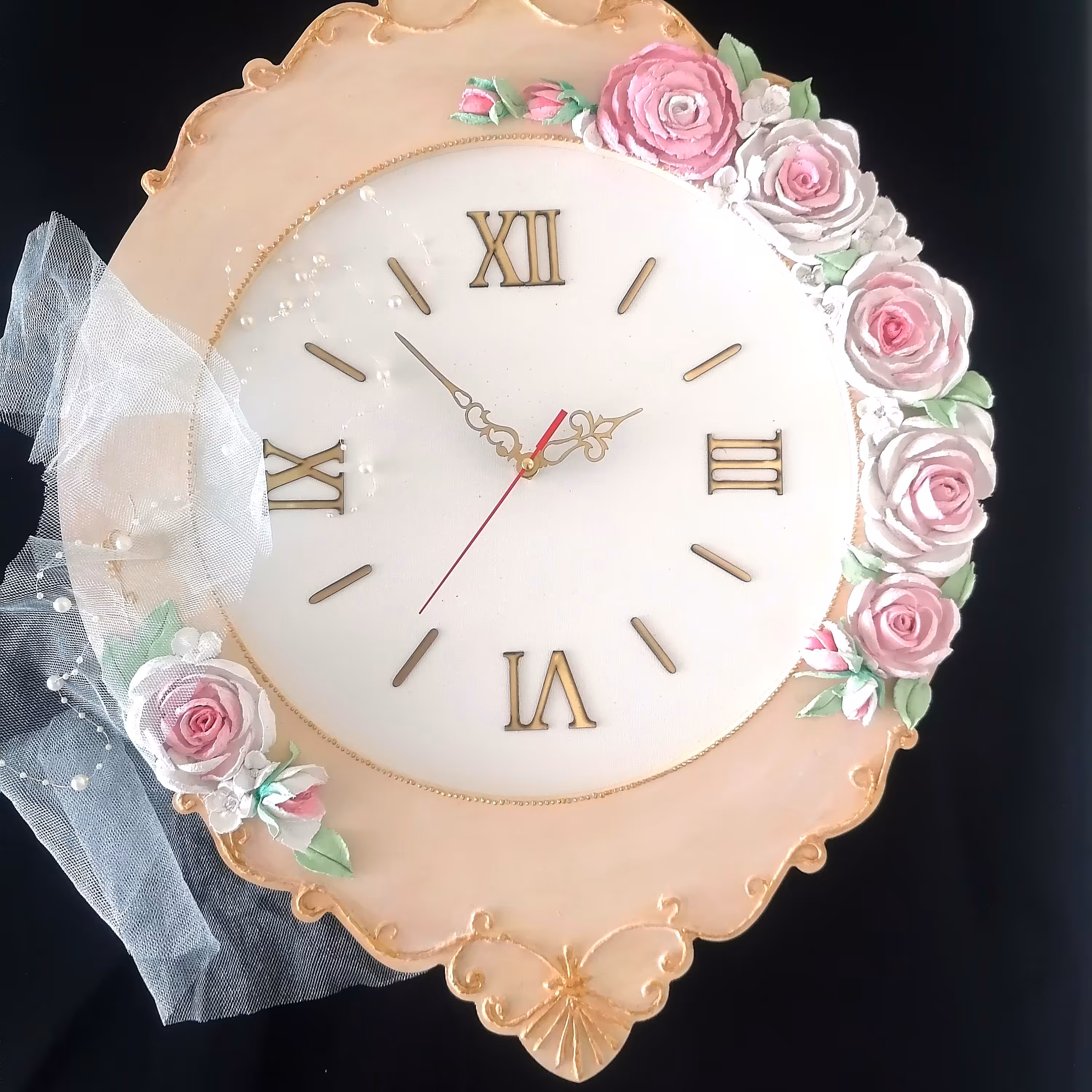 ساعت دیواری با گل های استاکو روسی زمینه سفید اعداد رومی (پس کرایه) 