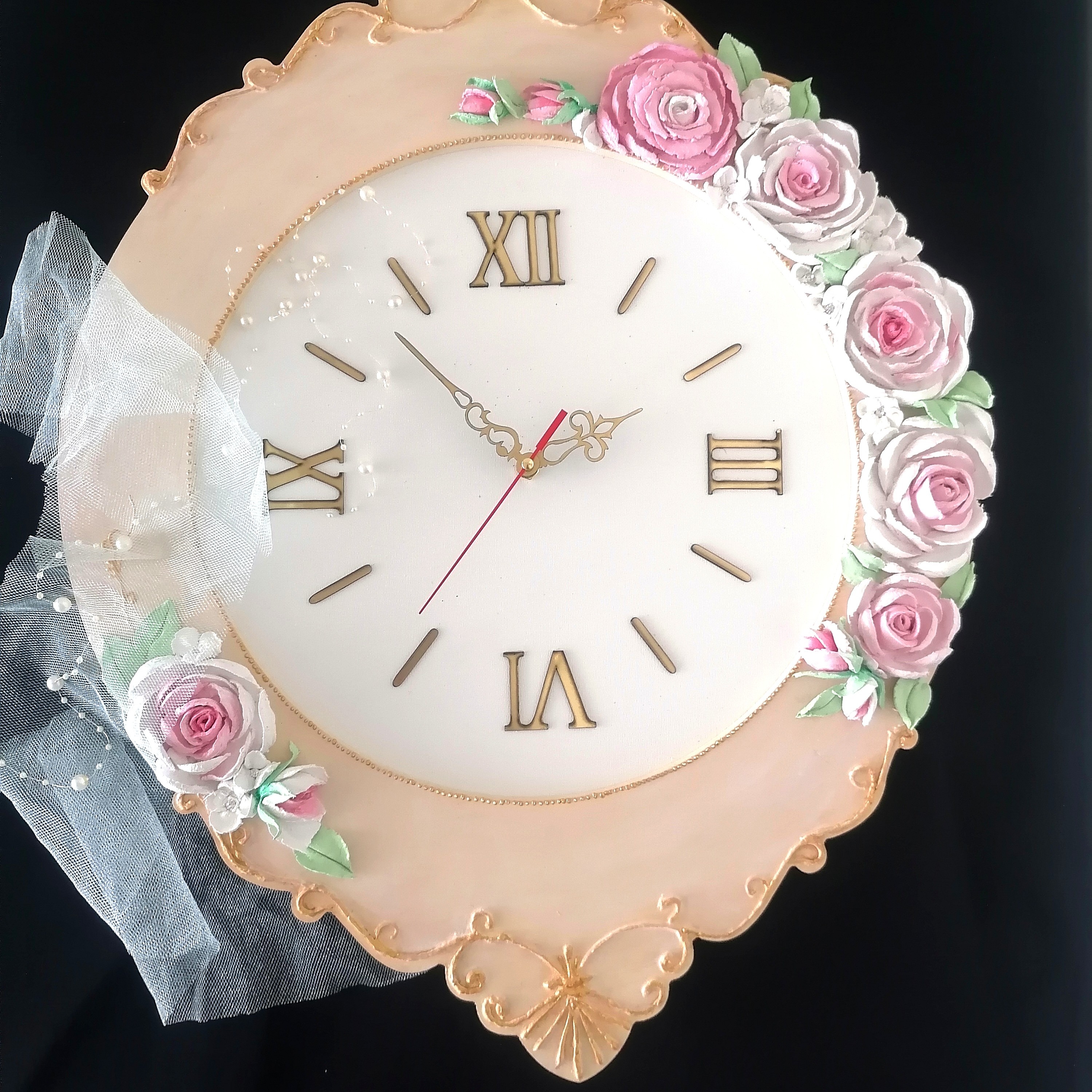 ساعت دیواری با گل های استاکو روسی زمینه سفید اعداد رومی (پس کرایه) 