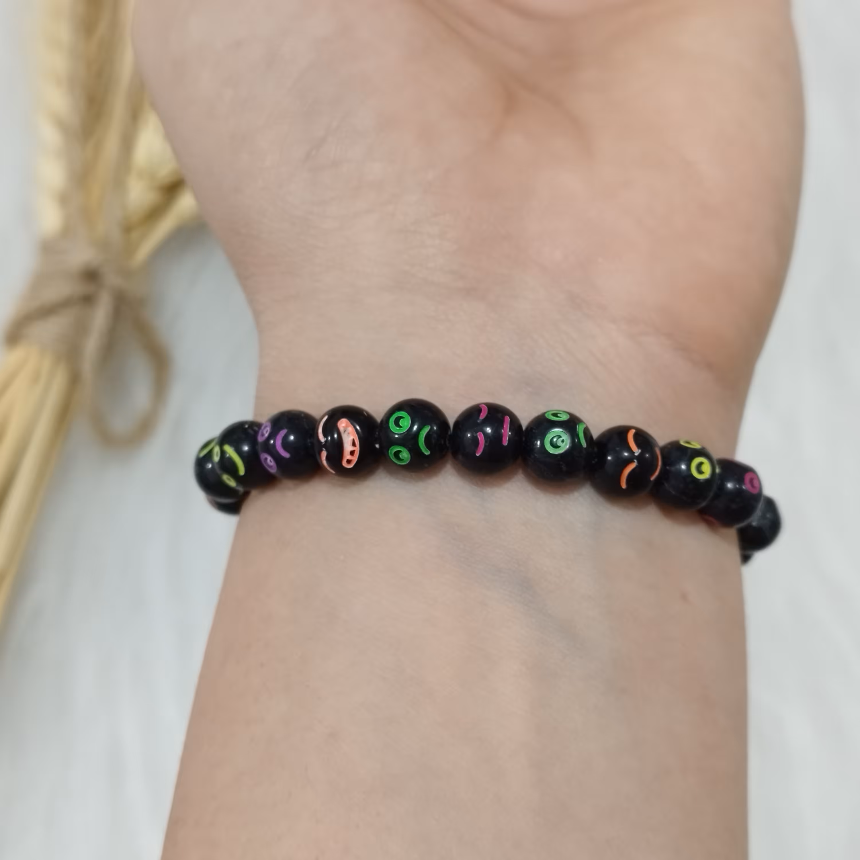 دستبند مهره ای مشکی طرح صورت مدل دو عددی