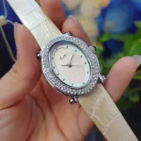 ساعت دخترانه وزنانه فانتزی بند چرم قاب دور نگین