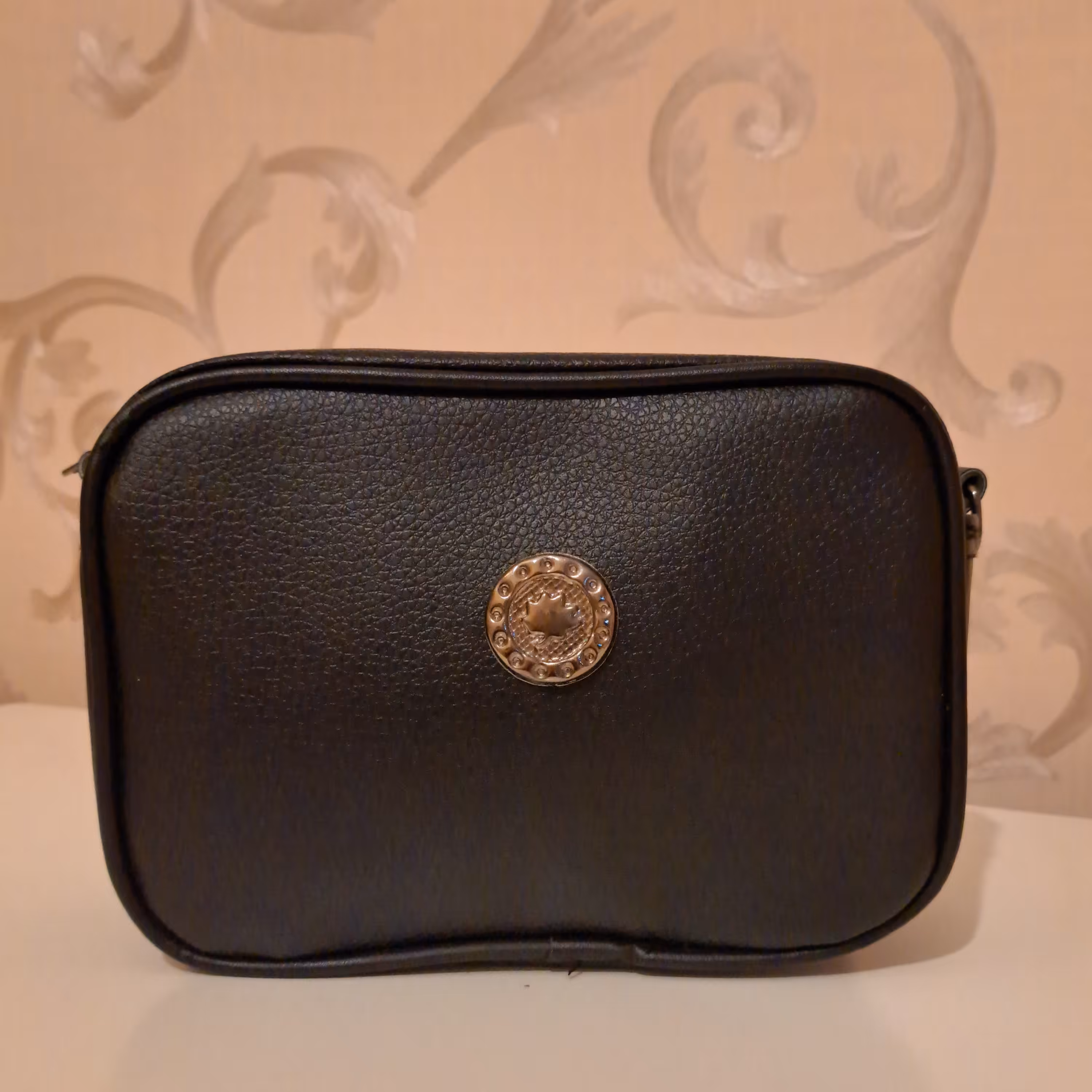 کیف پاسپورتی جادار  رنگ مشکی تک زیپه با بند رودوشی تنظیمی