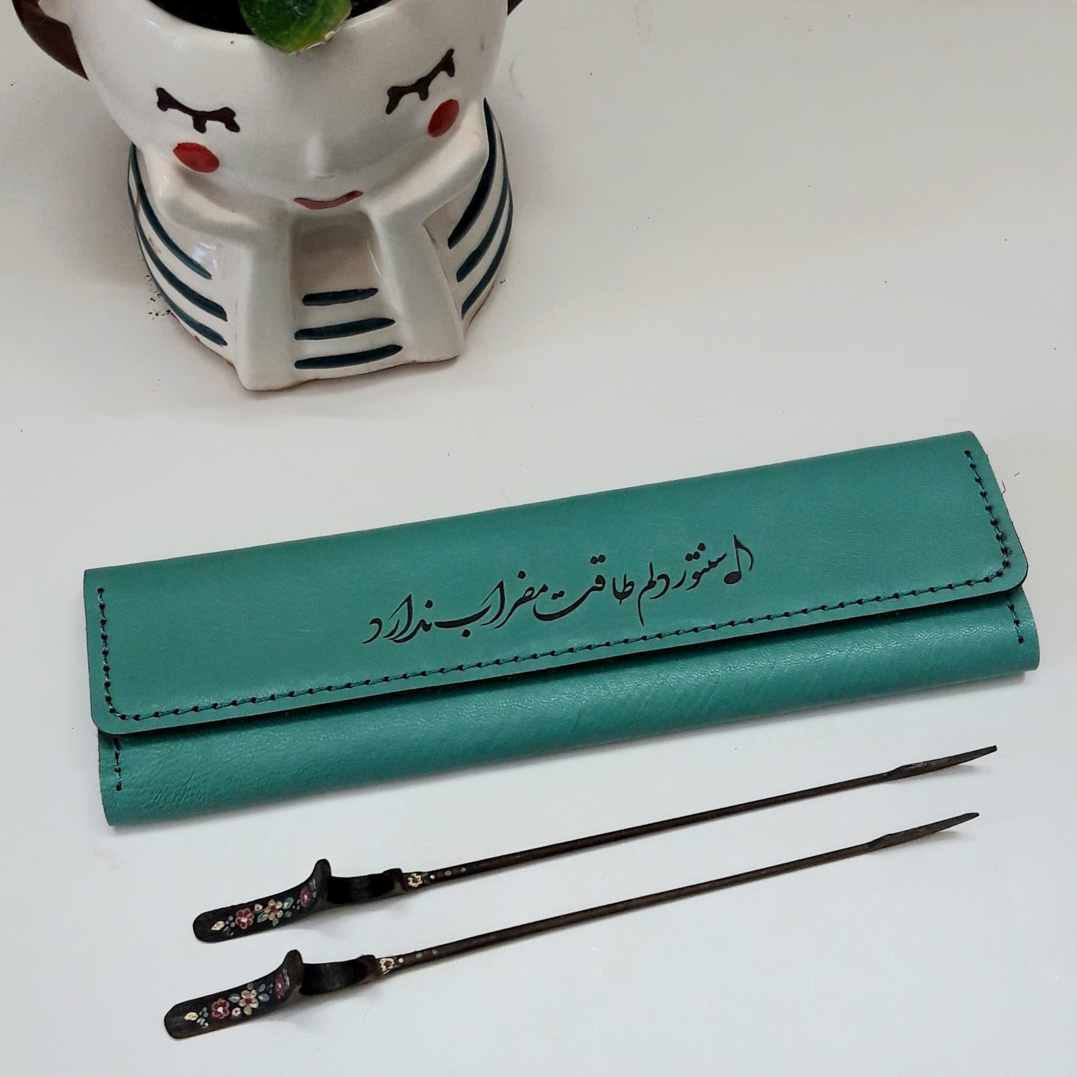 جعبه مضراب سنتور، چرم طبیعی، خوشنویسی، دارای باکس چوبی