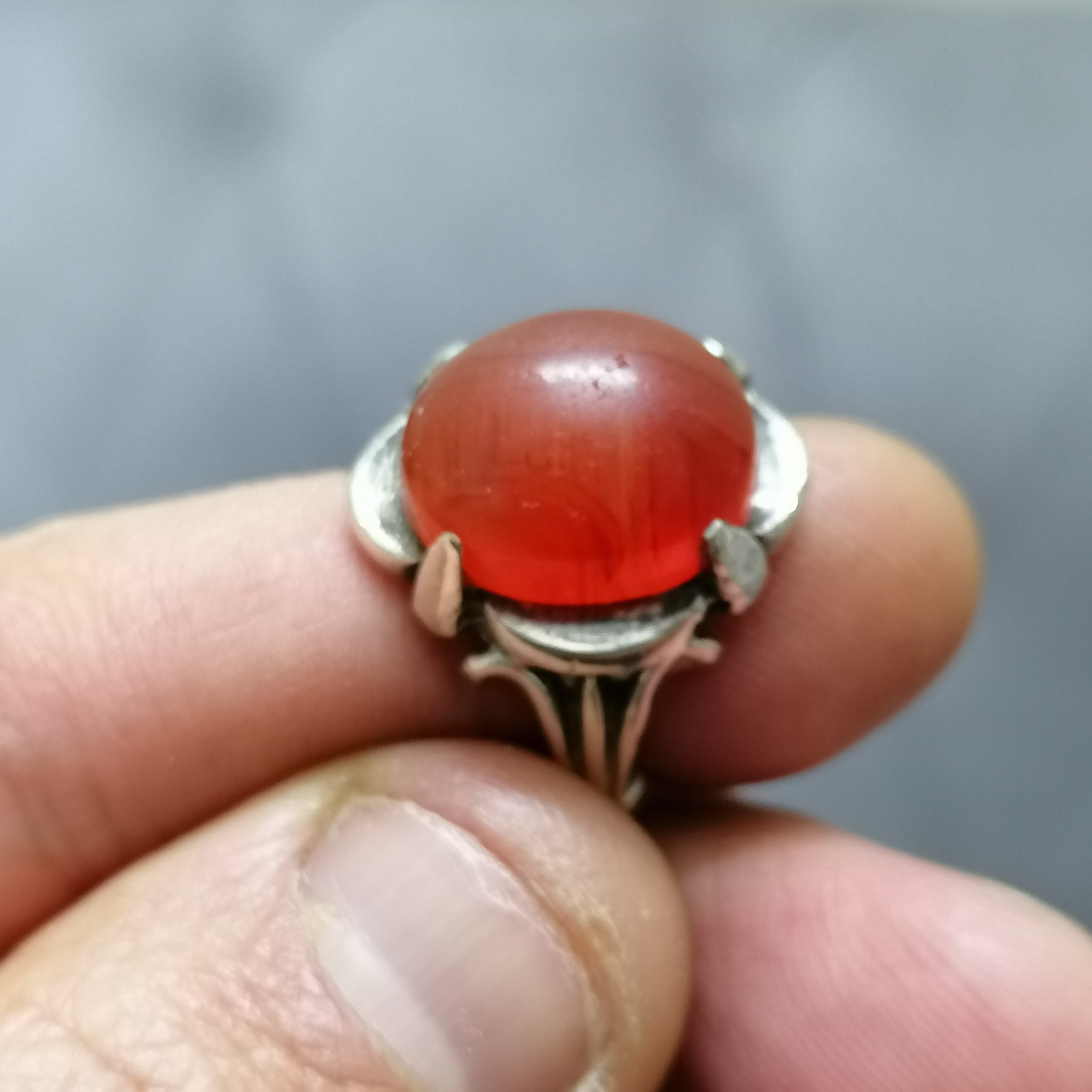 انگشتر نقره با نگین عقیق سرخ یمن نگین کهنه طوقدار  فوقالعاده جذاب با رگه های خاص رکاب 4 چنگ خاص زیبا و خوشدست  سایز 63