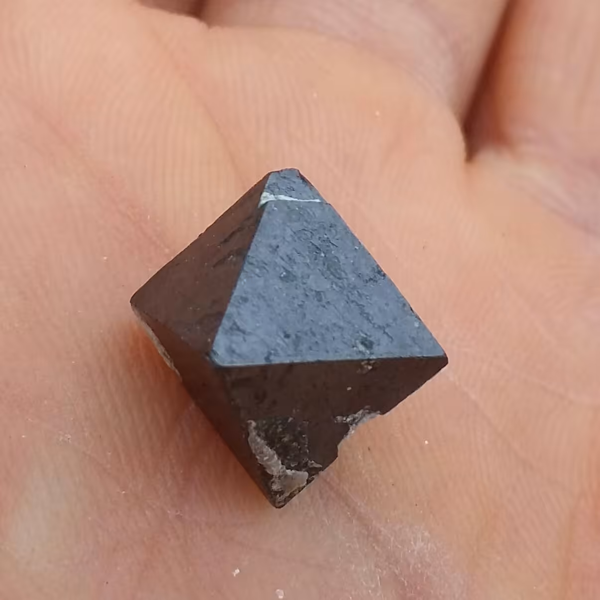 سنگ 100 در 100 طبیعی مگنتیت
شاهکار خلقت بدون دستکاری
سنگ بطور طبیعی دارای ضلع میباشد که همین امر باعث ارزشش میشه
کد 8504