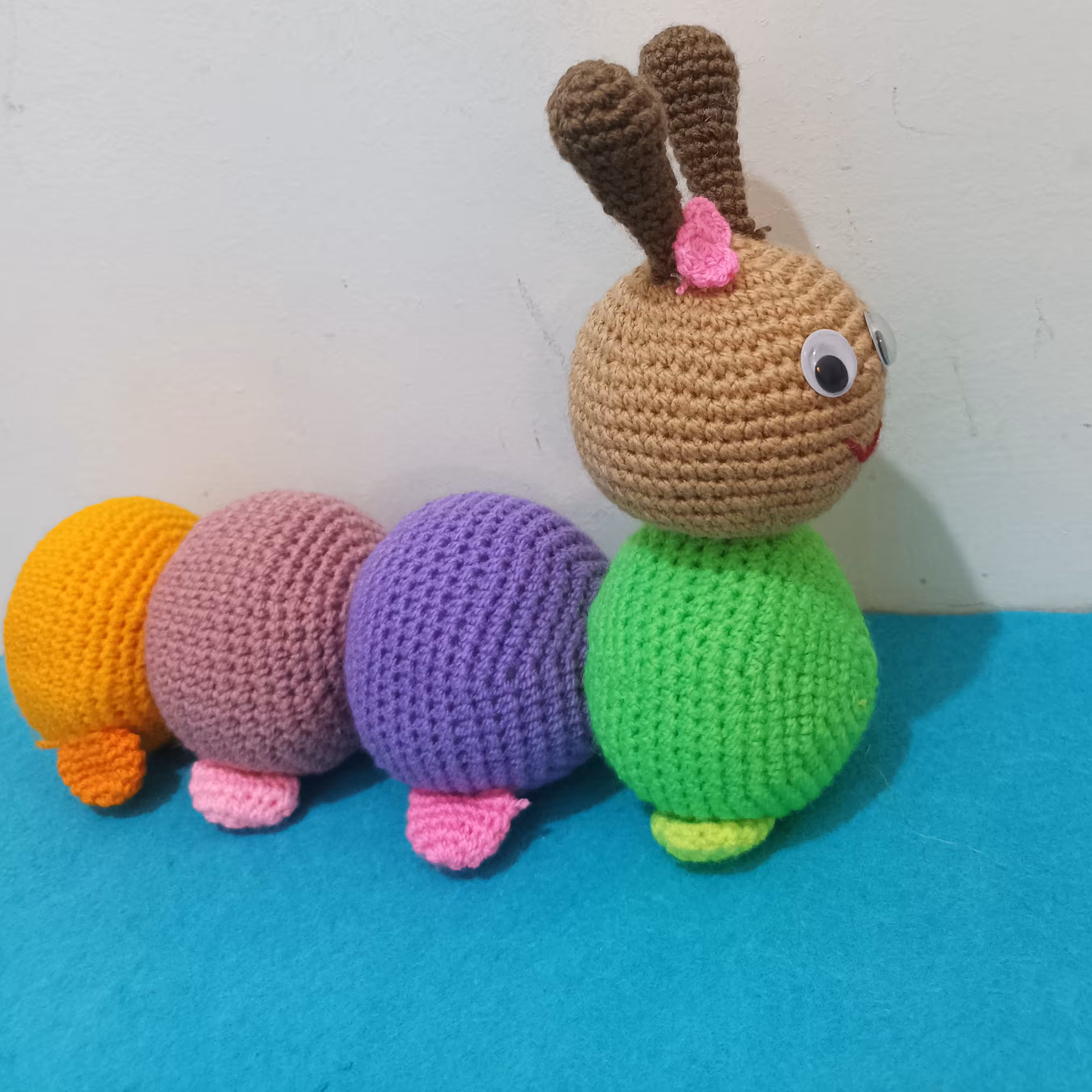 کرم بافتنی رنگارنگ