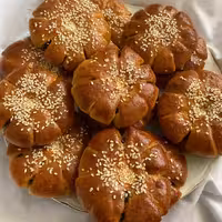 نان خرمایی در بسته های یک کیلویی و نیم کیلوی به سلیقه مشتری وزن هر کلوچه حدود 70 گرم میباشد