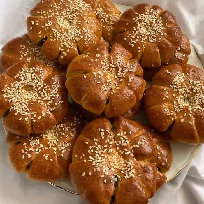 نان خرمایی در بسته های یک کیلویی و نیم کیلوی به سلیقه مشتری وزن هر کلوچه حدود 70 گرم میباشد